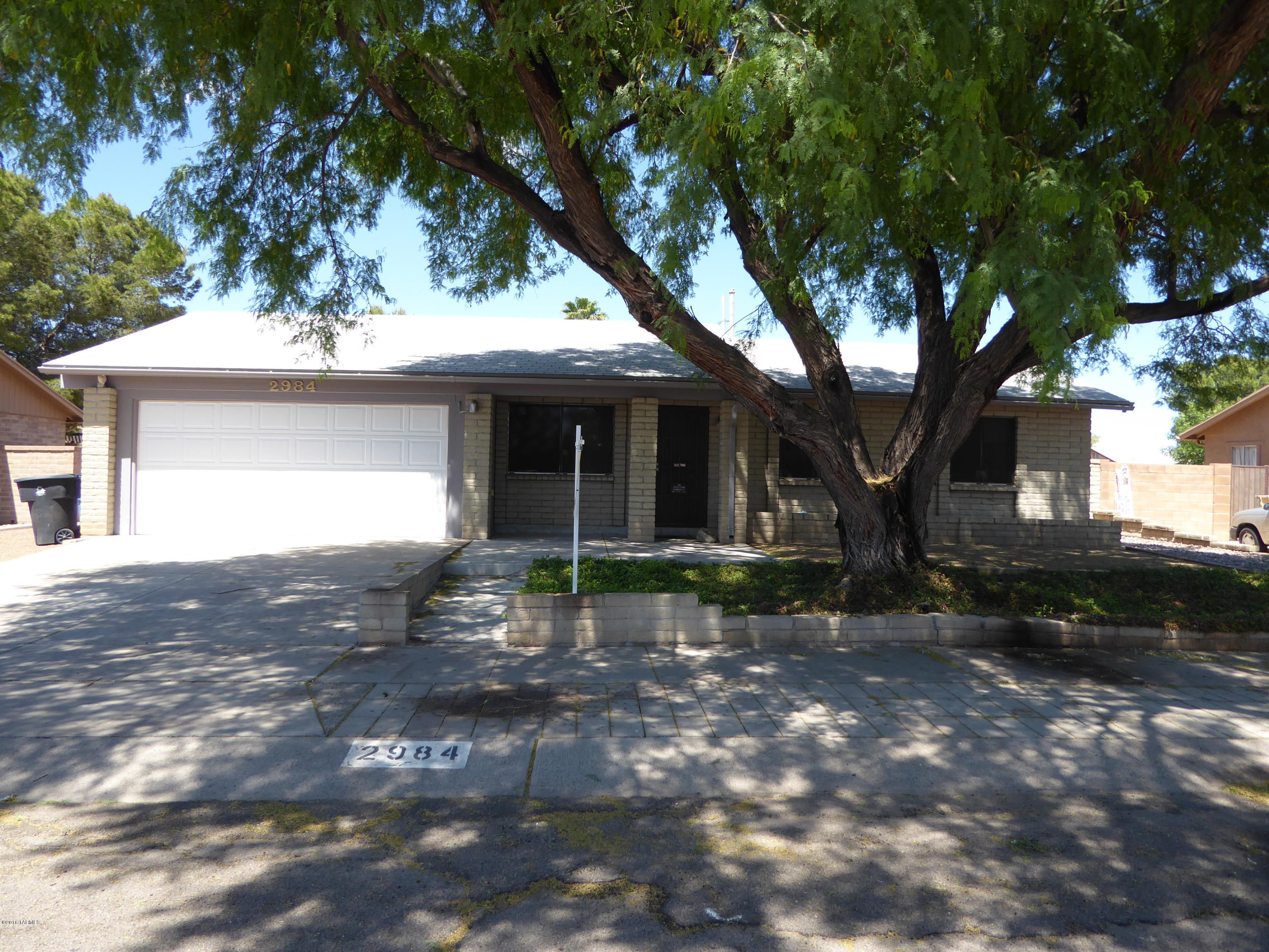 Immaculate and well priced. Newer A/C, dual pane windows, newer bath remodeled with large skylight. Huge backyard, sunscreens & security iron on windows and doors. Kitchen remodeled with newer cabinets & appliances. Extra storage off laundry room. Epoxy treatment on garage floor, mirrored closet doors, huge mesquite tree in front yard. No HOA!