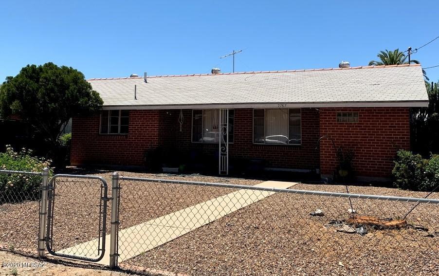 Located West of Campbell, convenient to restaurants, shopping and U of A. Spacious three bedroom, two bath brick home on large corner lot. Flooring is carpet in living room and 2 bedrooms, tile throughout rest of home. Kitchen features gas stove, fridge and plenty of cabinet/counter space. Room off the kitchen can be as office/study which leads to 2nd bathroom and laundry room. Application fee: $37 per adult 18 & over
Non-refundable documentation fee: $200. Renter's liability insurance required, $100,000 minimum or $20/mo insurance waiver.   Pet policy: up to 2 pets per owner approval, no aggressive breeds. $250 per pet non-refundable fee.  Ask how to qualify for ZERO deposit.