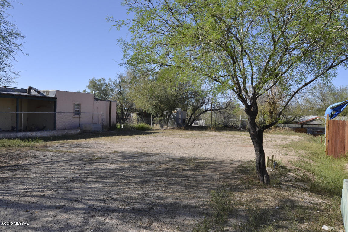 Great Central Tucson Location. All utilities to lot line, water, electric, gas and sewer. A great opportunity to build a new single family residence or manufactured home.