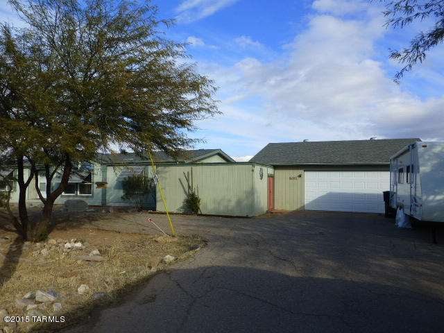 Great price for this tape and textured home with an open floor plan and large 896 sq ft garage.   Fireplace in the living room.   Kitchen has breakfast bar and skylight with a roomy dining area and  a sliding door to the covered back patio.  Large laundry/utility room.   New 5 ton, 13 SEER A/C w/ 5 year warranty in 2014. Awnings over some windows.  Nice secluded area between home and garage. Large garage 28 X 32,  w/ 16” centers, evap cooler and 220V, plumbed for a bath room. Huge garage or a workshop to keep all your tools & gadgets organized neatly & gives you the space needed for projects.  French door on workshop opens on to a nice patio with pavers.Large driveway,  trees along the street add a nice buffer. RV dump.