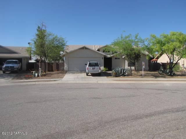 Beautiful 3 bedroom, 2 full bath..  Close to parks, schools & shopping.  Large family room open to kitchen. Fireplace. walk in closets. Covered patio and large block wall w/work shed in back yard. Fresh paint and new flooring. Vail Schools. SORRY,  NO CATS.