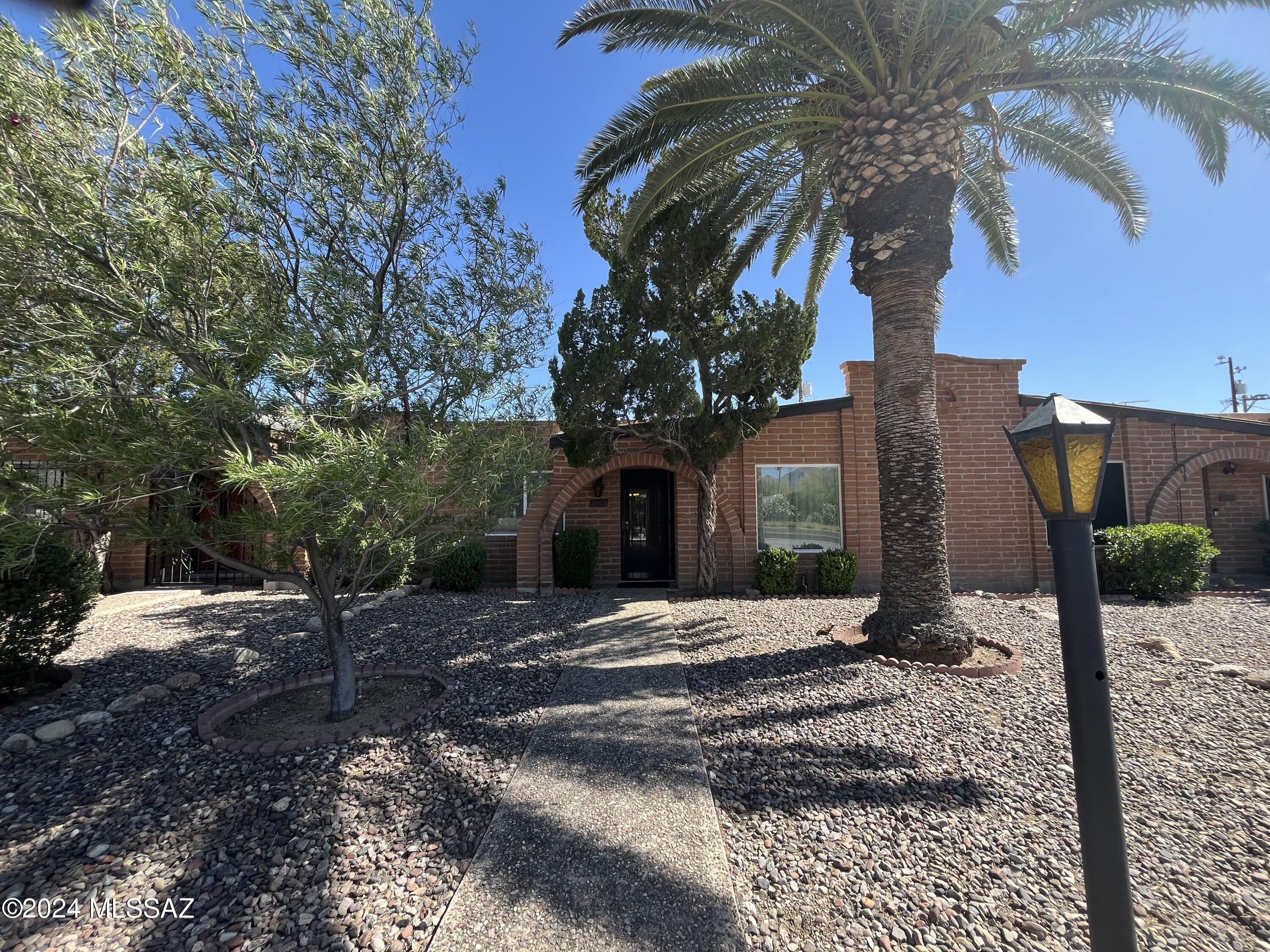 Well kept, move-in ready, 2 bed, 2 bath townhome in central Tucson, located in Fort Lowell Estate area. Excellent location, close to shopping, restaurants and walking distance to a large park. Townhome development has a community pool.
*Brand new A/C unit installed May 2024!*