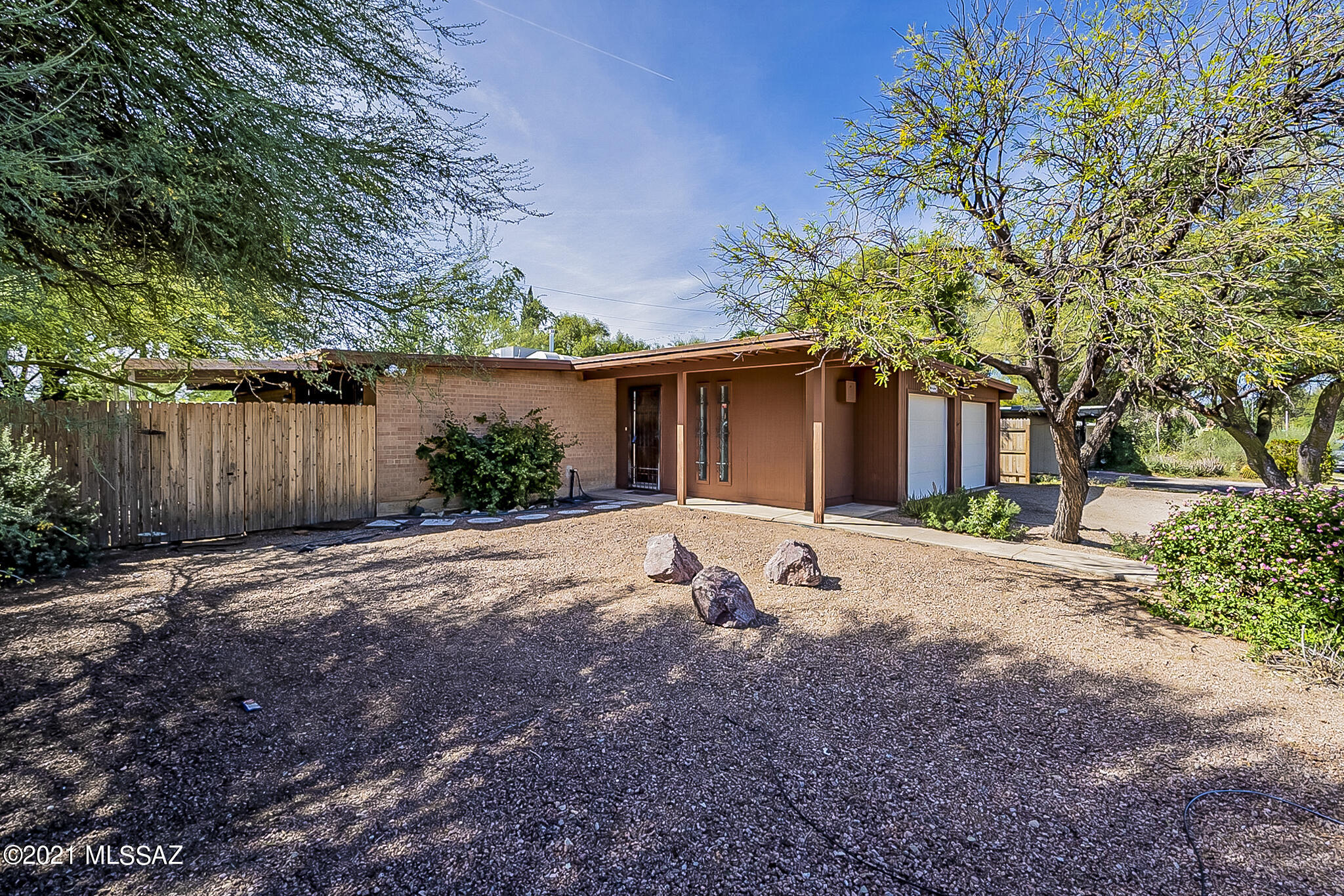 Cute writer/artist's home with charming backyard designed by well known author Mary Rose Duffield. Two BD/ 1 BA and a Two-car garage. on a large lot.

 Brand new paint and carpet. Professionally cleaned and ready for your imagination.