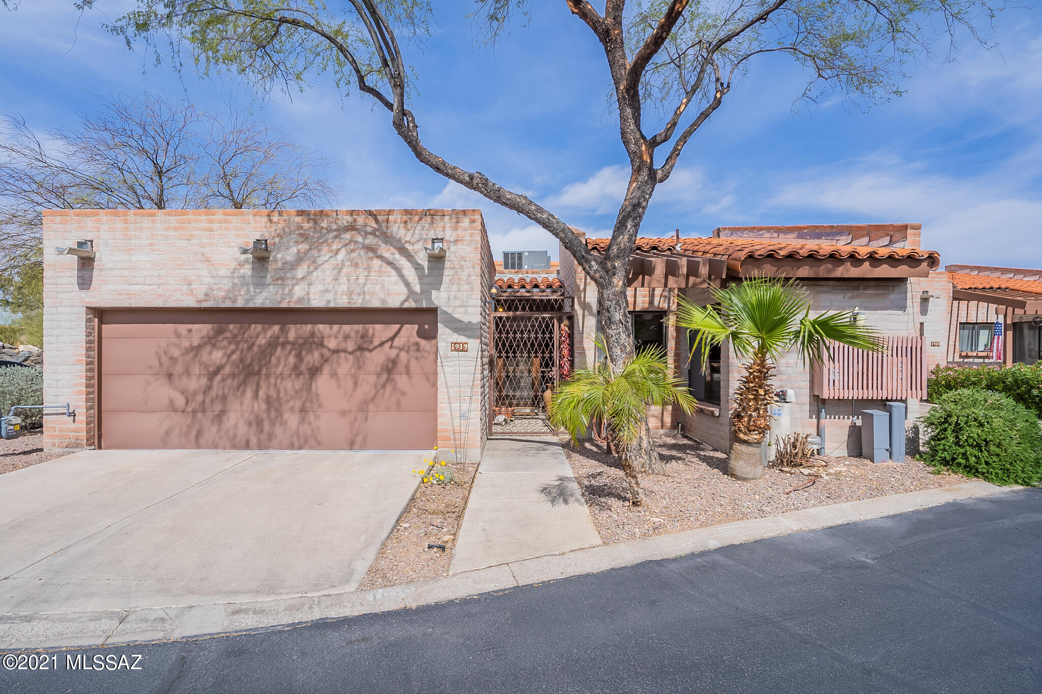 RARE OPPORTUNITY TO LIVE IN A SMALL FOOTHILLS COMMUNITY, THIS SOPHISTICATED 3BR/3BA PROPERTY BACKS TO THE DESERT WHERE YOU WILL ENJOY PRIVACY AND BEAUTIFUL SUNSETS FROM THE DECKS.   MASTER SUITE WITH A KIVA FIREPLACE IS ON MAIN FLOOR AND TWO SEPARATE GUEST SUITES ON THE LOWER LEVEL.THE KITCHEN FEATURES A CENTER ISLAND AND CHARMING SITTNG AREA FOR READING.  SEPARATE DINING ROOM AND ADJACENT GREAT ROOM W/SOARING EXPOSED BEAM CEILINGS AND FB IS PERFECT FOR ENTERTAINING OR QUIET EVENINGS.  HOA COVERS SOLAR HEATED COMMUNITY POOL, TENNIS COURT,  TRASH, SEWER LIINES, STREETS , FRONT YARD & COMMON AREA LANDSCAPING. CLOSE TO  SHOPPING & DINING, UofA, DOWNTOWN  & ACCESS TO OVER 130 MILES BIKE TRAILS. SEE IT TODAY!
