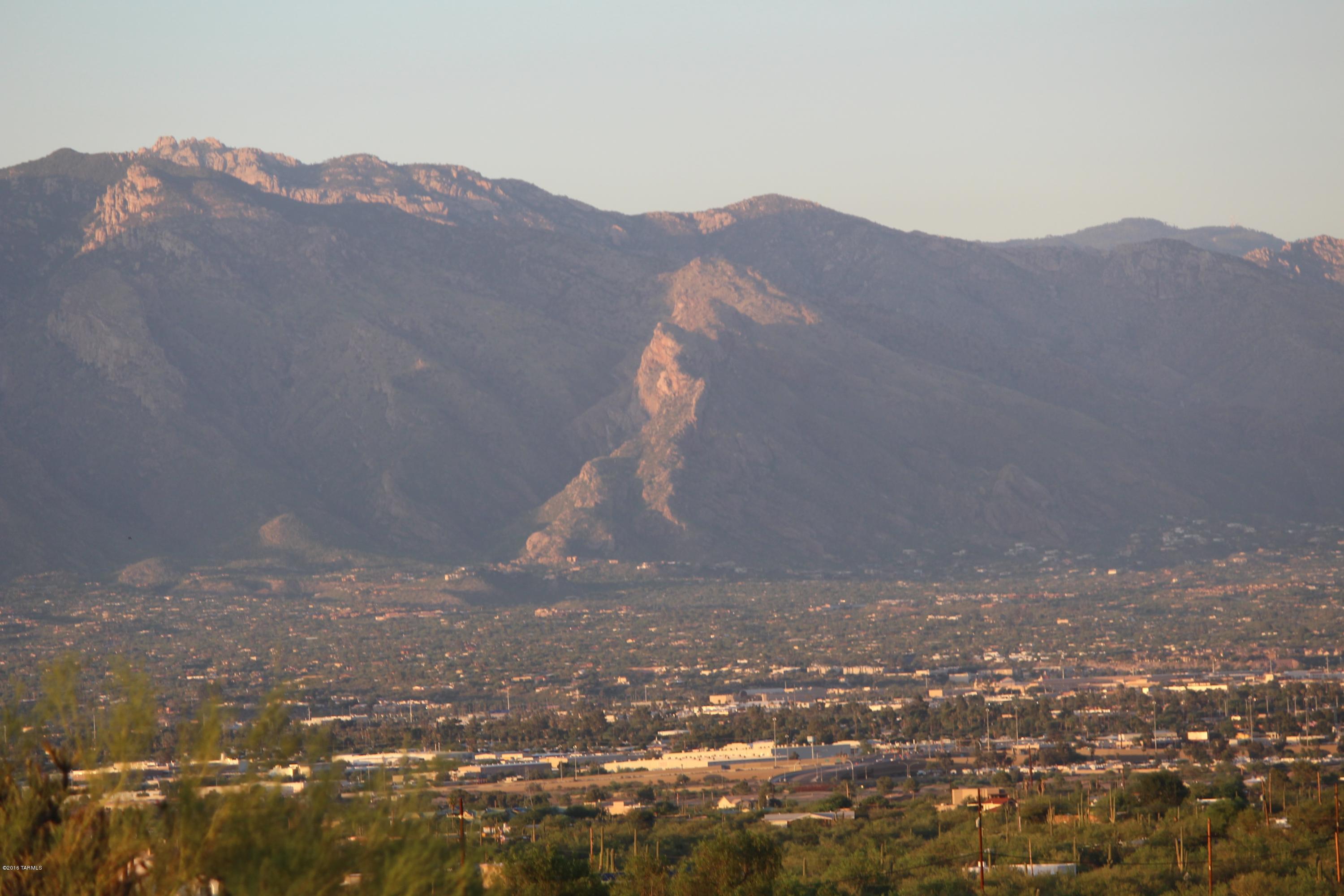 Vista De La Sierra De Dios - Residential