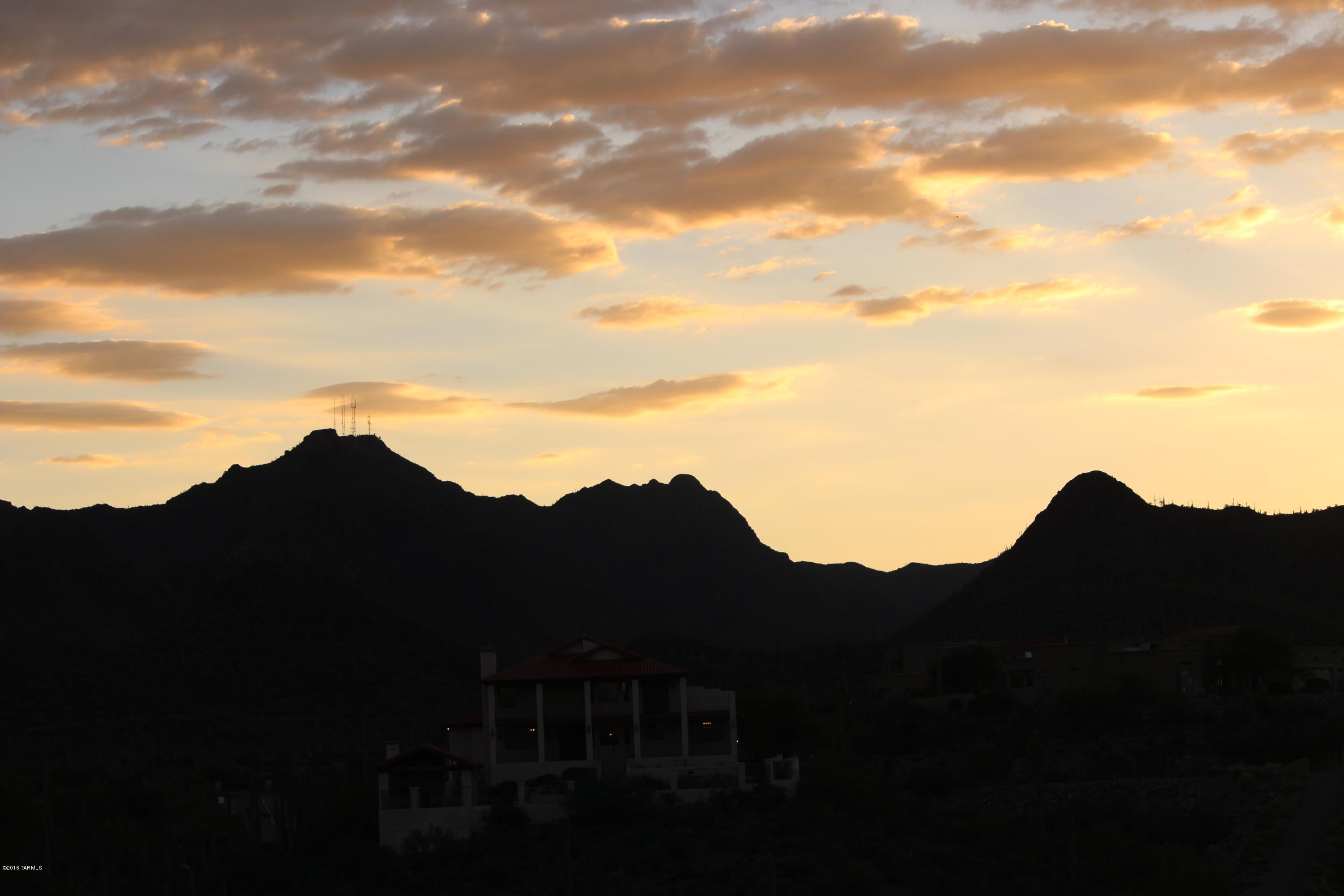 Vista De La Sierra De Dios - Residential