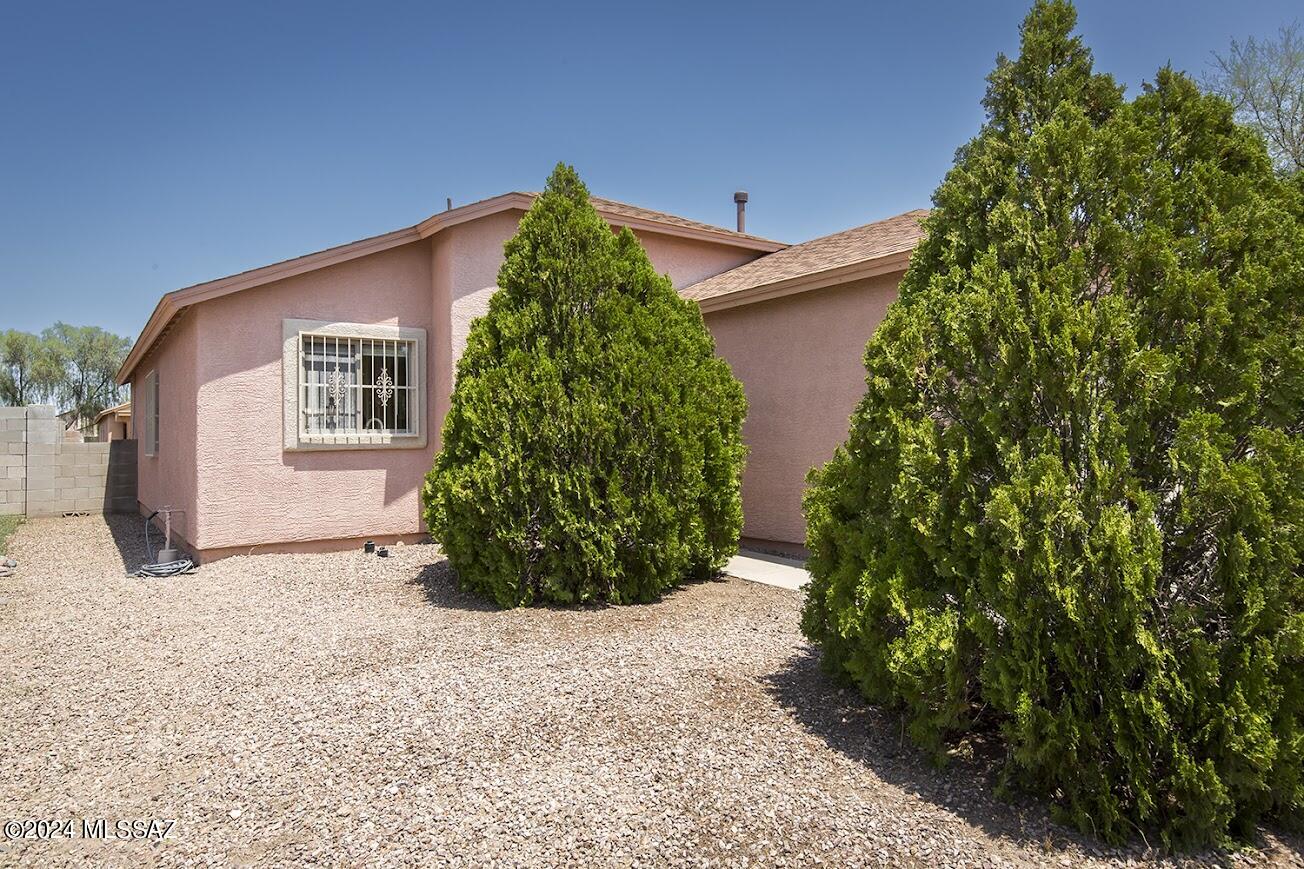 VERY NICE HOME IN A GREAT AREA. SUPER SPACIOUS BEDROOMS. LARGE MASTER BEDROOM WITH WALK-IN CLOSET. OPEN FLOOR PLAN. EXCLUSIVE SPLIT BEDROOM SET UP. CLEAN. LAUNDRY ROOM INSIDE. NEWER ROOF AND EXTERIOR PAINT. ONE OWNER SINCE CONSTRUCTION. SECURITY BARS. DOUBLE PANE WINDOWS. HUGE LIVING ROOM. 
PREMIUM BACKYARD WITH PATIO READY FOR YOUR DESIGN IDEAS. LOW HOA's.