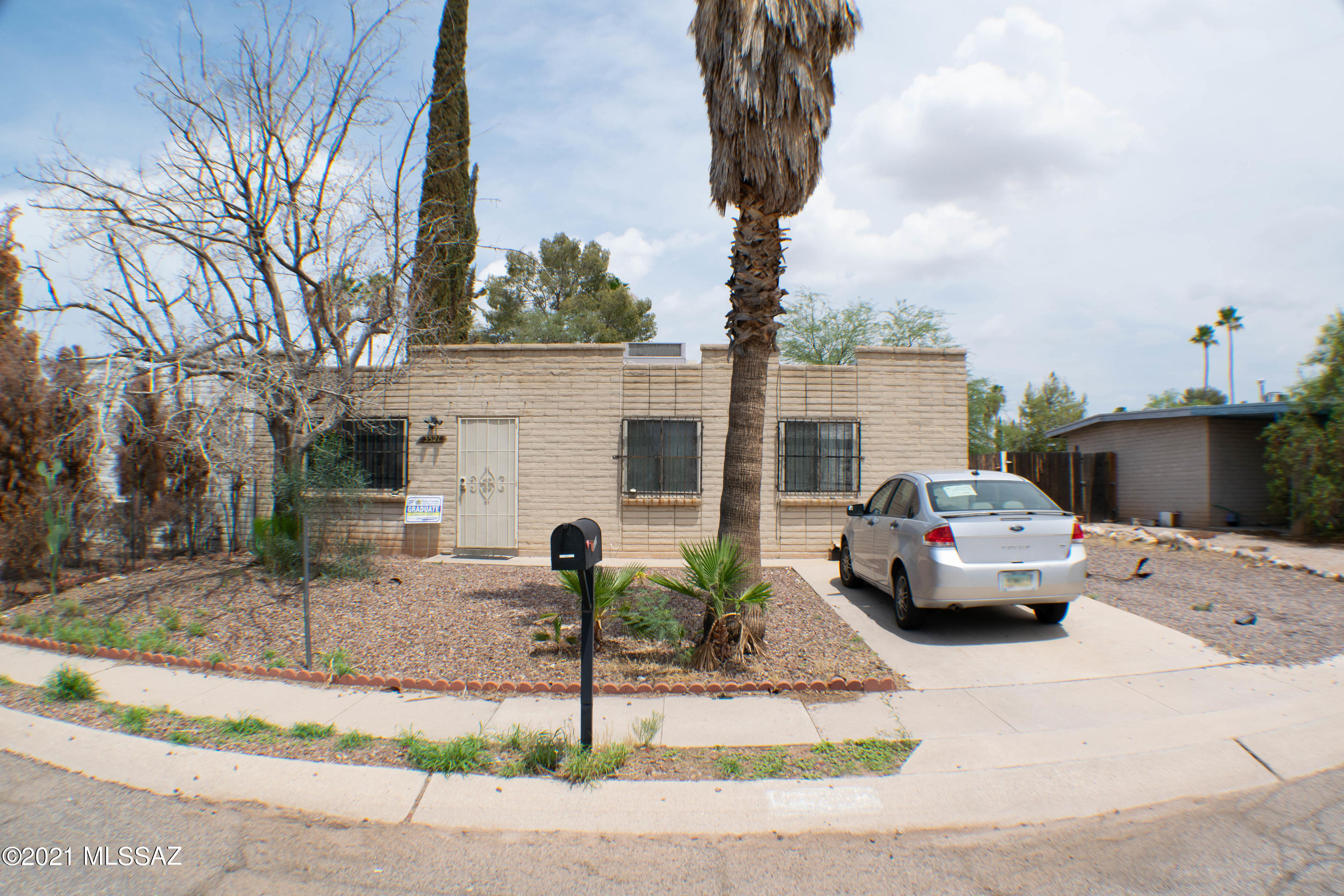 Nice cozy 3 bed 2 bath Townhouse, title in kitchen and living room.  Large back yard. 
nice starter home or investment home.