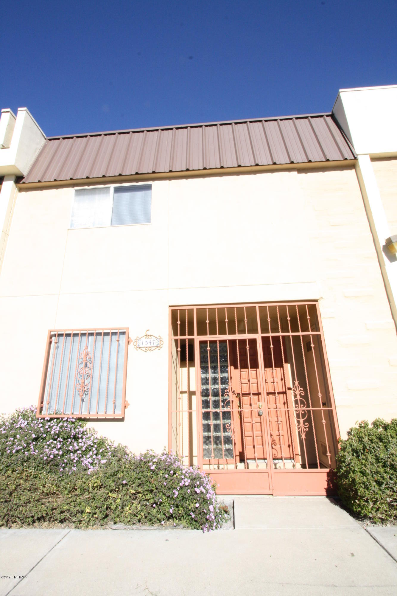 **MOVE IN SPECIAL- FIRST MONTH FREE WITH A 15 MONTH LEASE**

Remodeled 3bdr/2.5ba townhome minutes to U of A, on Cal Tran route.
New carpet, beautiful kitchen and baths, fenced backyard, community pool and more!
Kitchen w/granite counters and stainless steel appliances, master bedroom offers two closet and bath has spacious walk-in shower.