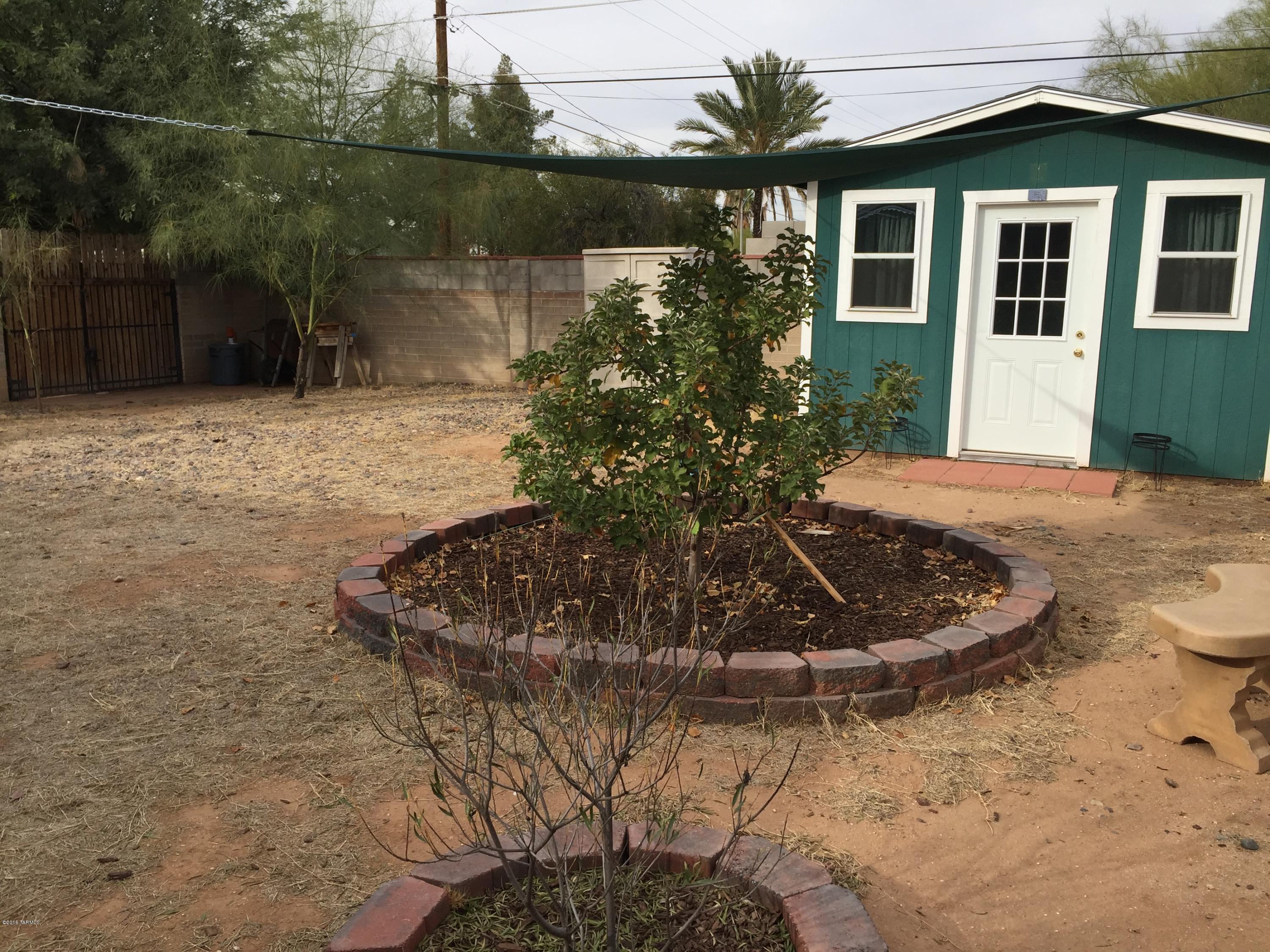 Country Club Manor - Residential Lease