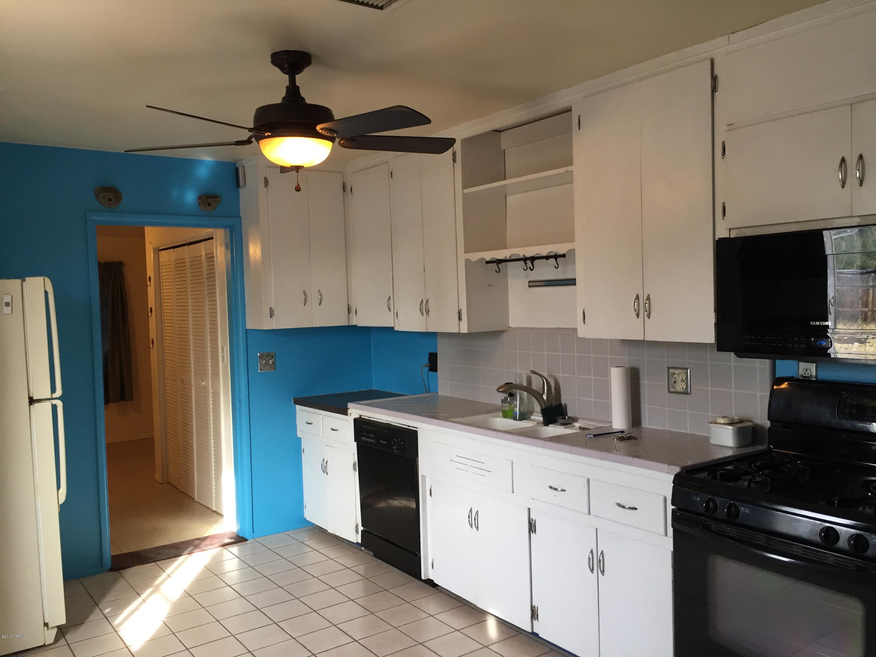 Country Club Manor - Residential Lease