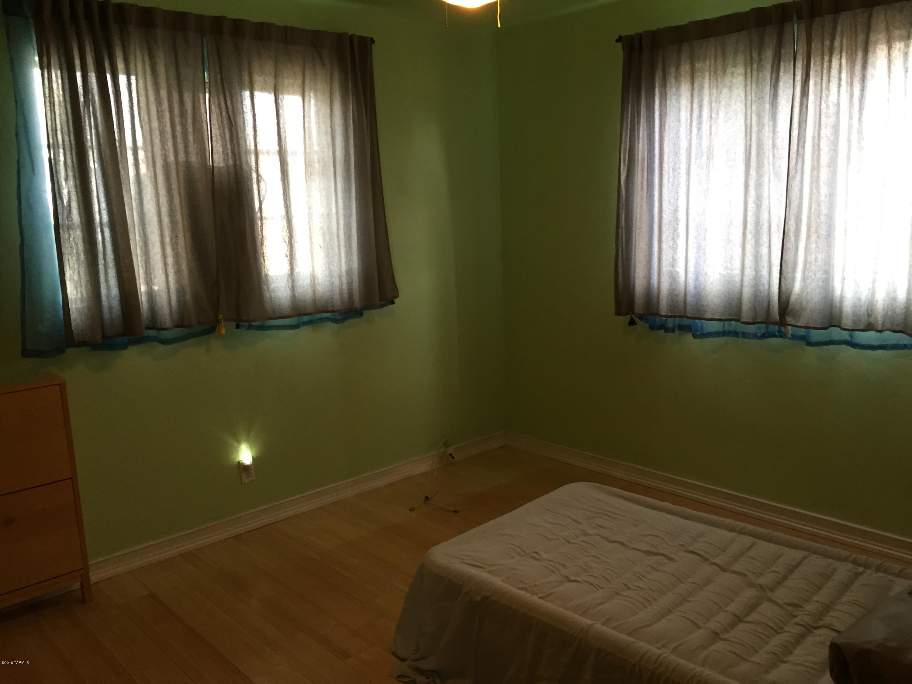 Country Club Manor - Residential Lease
