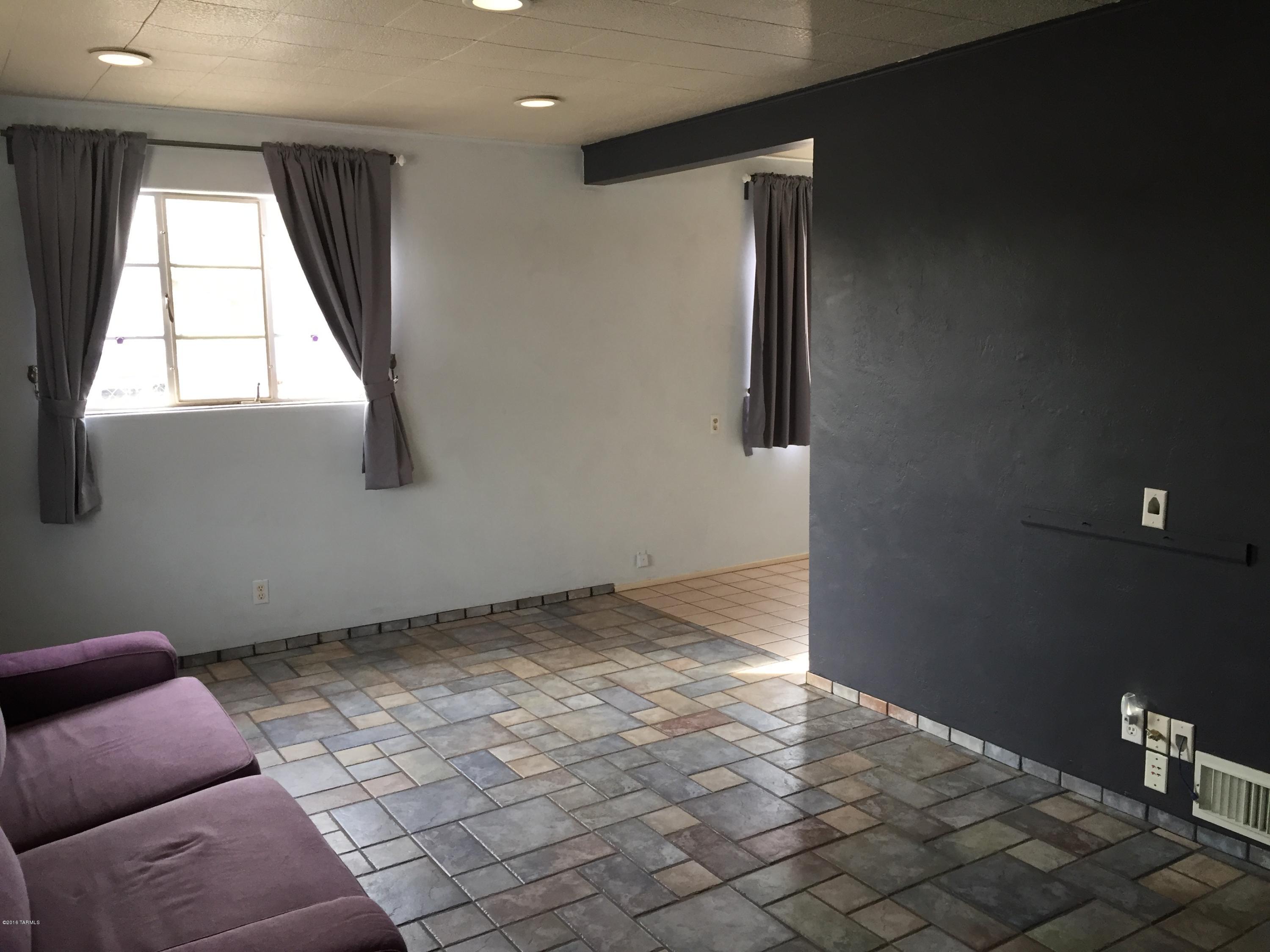 Country Club Manor - Residential Lease