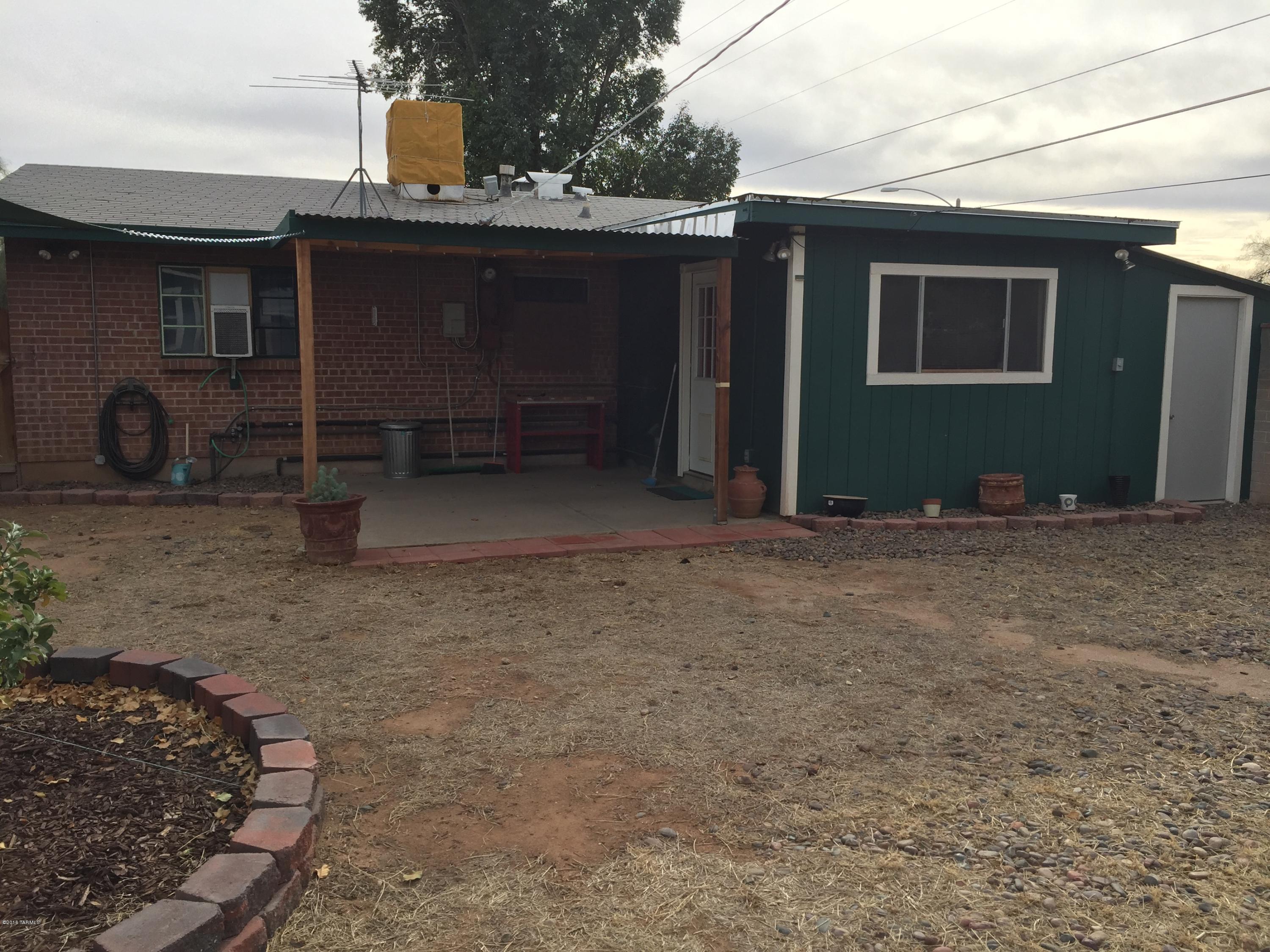 Country Club Manor - Residential Lease