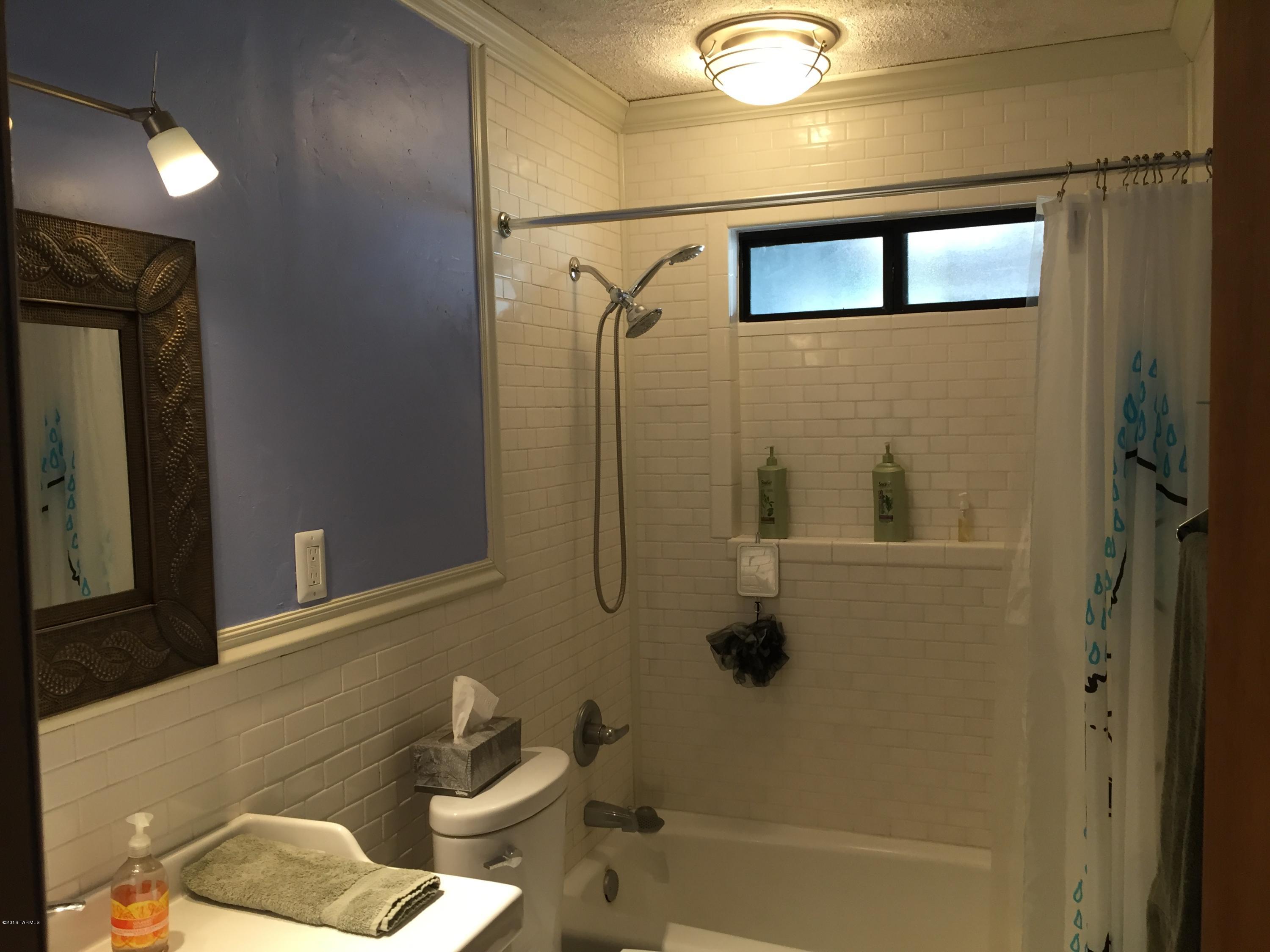 Country Club Manor - Residential Lease