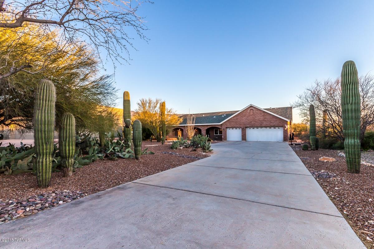 Seller will accept or counter offers between $525k and $550k. One owner Country/Contemporary home with 5 bedrooms/5 baths that has been loved through the years! You will enjoy sweeping views of the mountains. Across the street from 49ers golf course/close to AZ national! Manicured .57AC lot. BUILT WITH INTEGRITY, split face brick & Steel studded architecture.  Walking in you are greeted by 21’ cathedral ceilings & great views. Large kitchen will please any cook & great for entertaining with beautiful granite counters & loads of storage/counter space. This home has so much storage you will not believe it! Workshop space too! Bedrooms split from each other, 2 master suites & even a 3rd bedroom with it's own bathroom. Bonus room being used as office could even be a 6th bedroom. Come check i