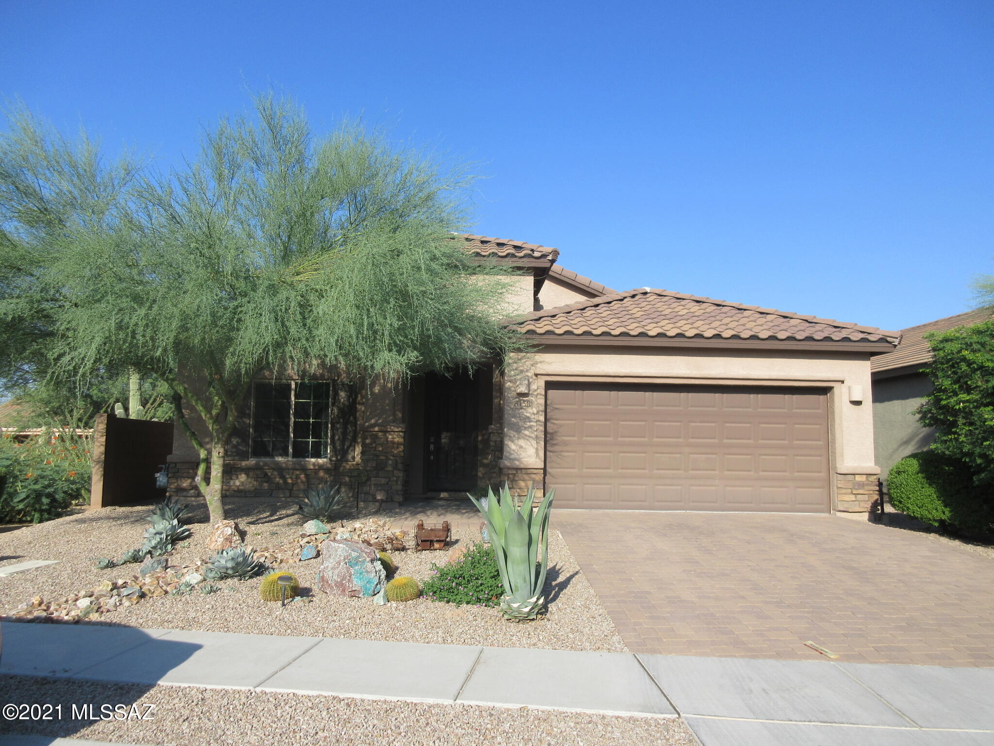 Beautiful and spacious home in an excellent NW Tucson/Oro Valley location! This stylish four bedroom plus den offers a great-room design from living to dining to the gorgeous, gourmet kitchen – all perfect for family gatherings or entertaining. Quartz countertops, a large island, and corner pantry offer ample storage and workspace in this dream kitchen featuring KitchenAid stainless steel appliances, including a wall oven and microwave, a 5-burner gas range with a modern stainless steel hood, and custom tile backsplash. 3 panel sliding glass door to back yard. The home's main living spaces are highlighted by beautiful hickory flooring and lovely detail finishes. Washer, dryer and bidet in master bathroom do not convey.
Agent is related to seller. Please wear masks in the house.
