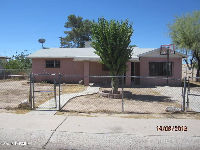 Great find! 3 bedroom, 1 bathroom ranch style house! Open Kitchen!  Ceramic Tile throughout! Huge Yard! Fenced in property!