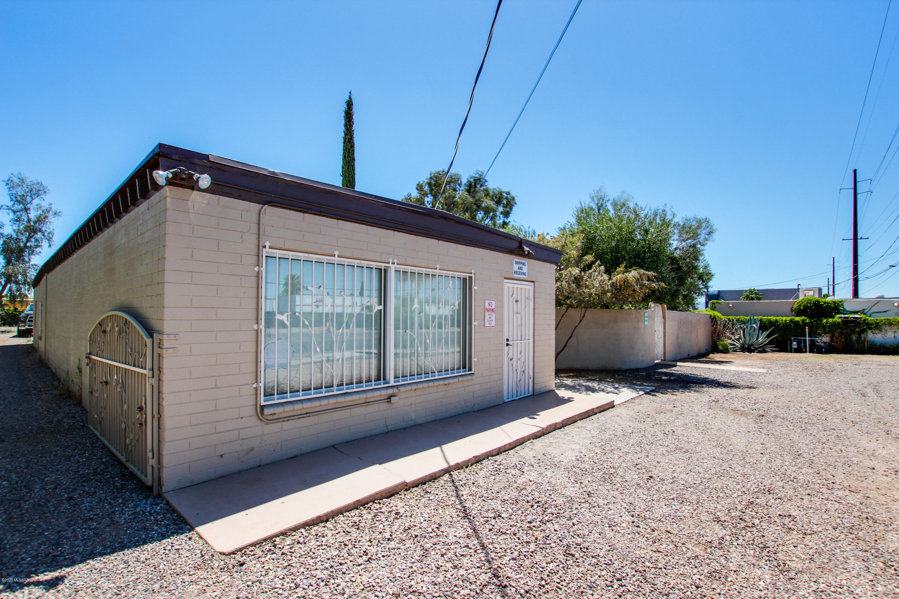 Incredible Central Location! This  Amazing Commercial Property Has Multiple Uses & Unmatched Potential  . With The Wonderful Central Location On Fort Lowell Rd  This Two Unit Property Can Be Used For Many Different Types Of Businesses, As Well As The Busy Central Location Lots Of Parking Is Always Ideal This Properties Parking Lot Is Equipped With More Than 16 Private  And Public Parking Spots . Schedule A Showing Today Because This Deal Will Not Last!
