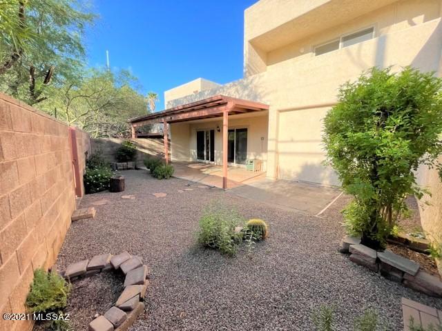 Las Lomitas (1) - Residential Lease