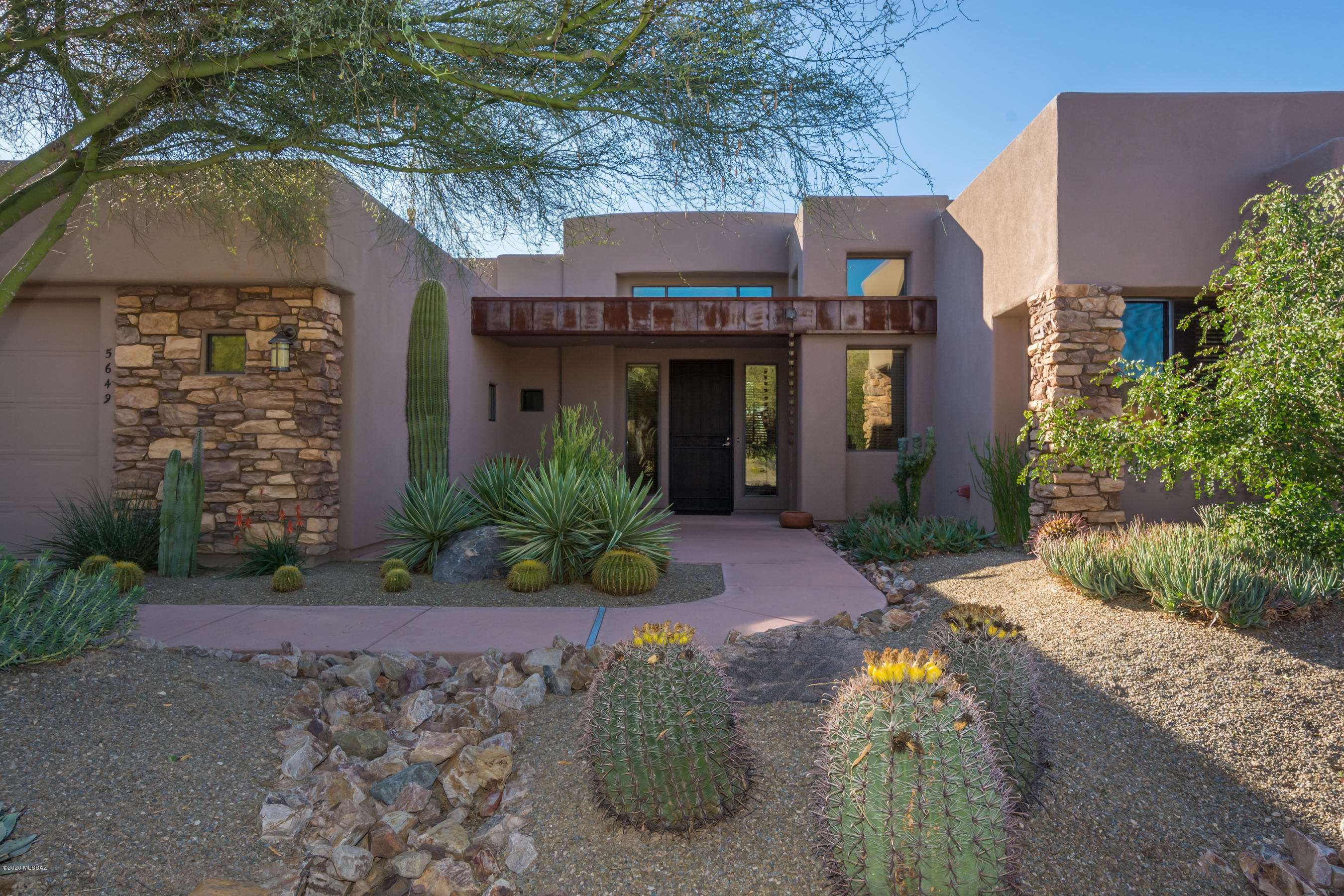 Golf villa in gated Solana, Dove Mountain. Attractive landscaping & open front porch area welcome you. Foyer open to great room, dining area & den. Lighted entertainment niches, fieldstone faced gas FP & windows overlooking secluded patio. Kitchen features: breakfast bar, 5 burner gas cooktop, micro, convection, walk in pantry & nook. Luxury master suite has built in display & cabs, patio access, space for seating, soaking tub, lg shower w/bench & stained glass window accents. BRs 2 & 3 both have en suite baths. 1/2 bath for guests. Laundry: sink , cabs. Oversized 2 car garage, w/ space for 2 full sized SUVs & golf cart! Huge patio w power screen, hot tub, view fence to wash-VERY private! HOA covers, front yard care, pest control, garage, gated entrance and all common area landscaping.