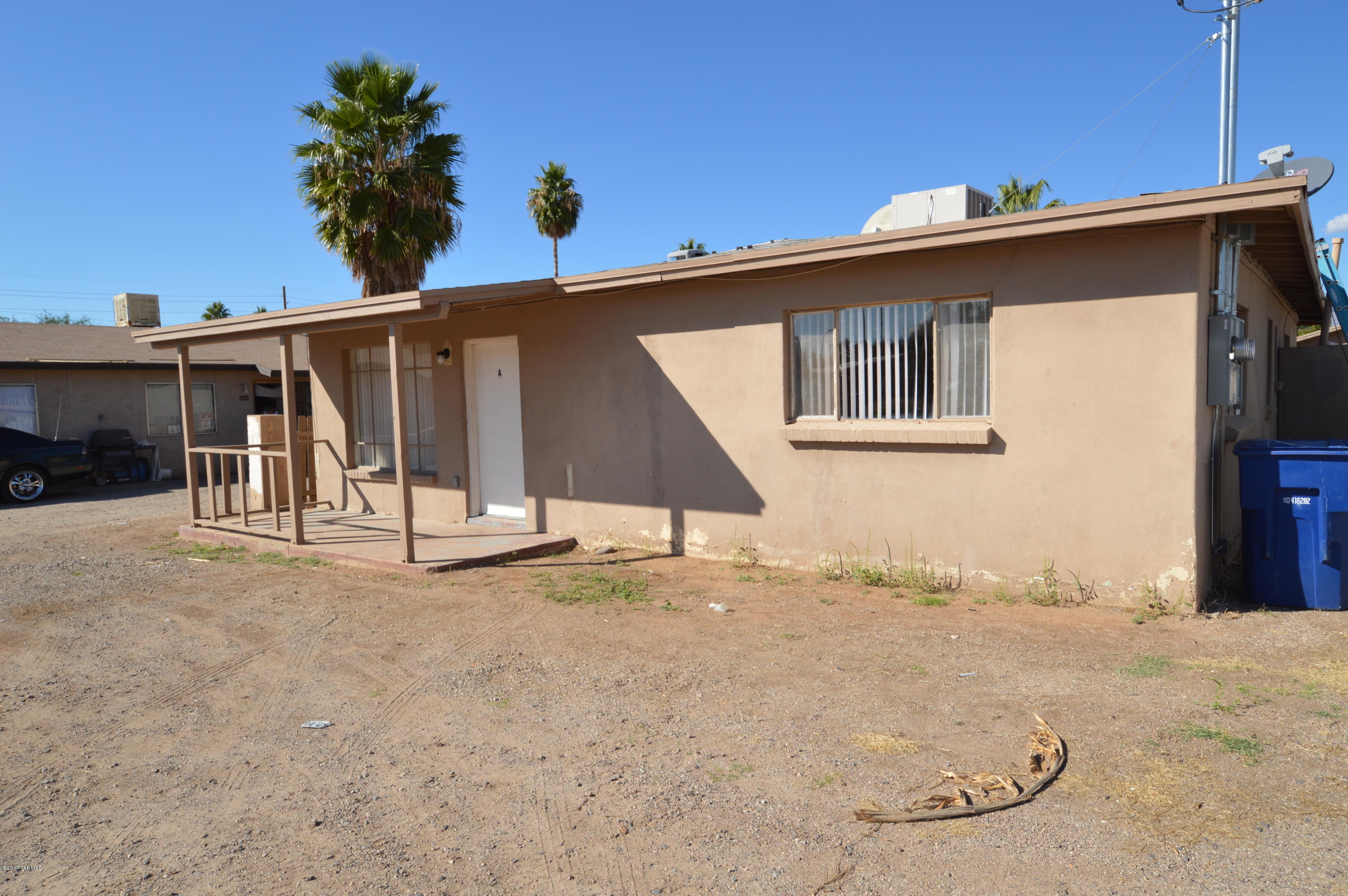 Get in on this sweet deal before it's gone! Awesome 2BR Duplex! Plenty of off-street parking! Big rooms! Don't miss out on this one!