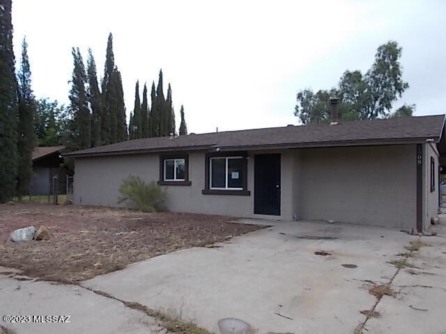 3 Bedroom 1.5 bath contemporary home on almost half an acre.  Double gate accessing backyard from alley and side yard.  Bonus room and Arizona room for extra living space.  Great location.  Needs some cosmetic work but lots of potential here at an excellent price.  Take a look.