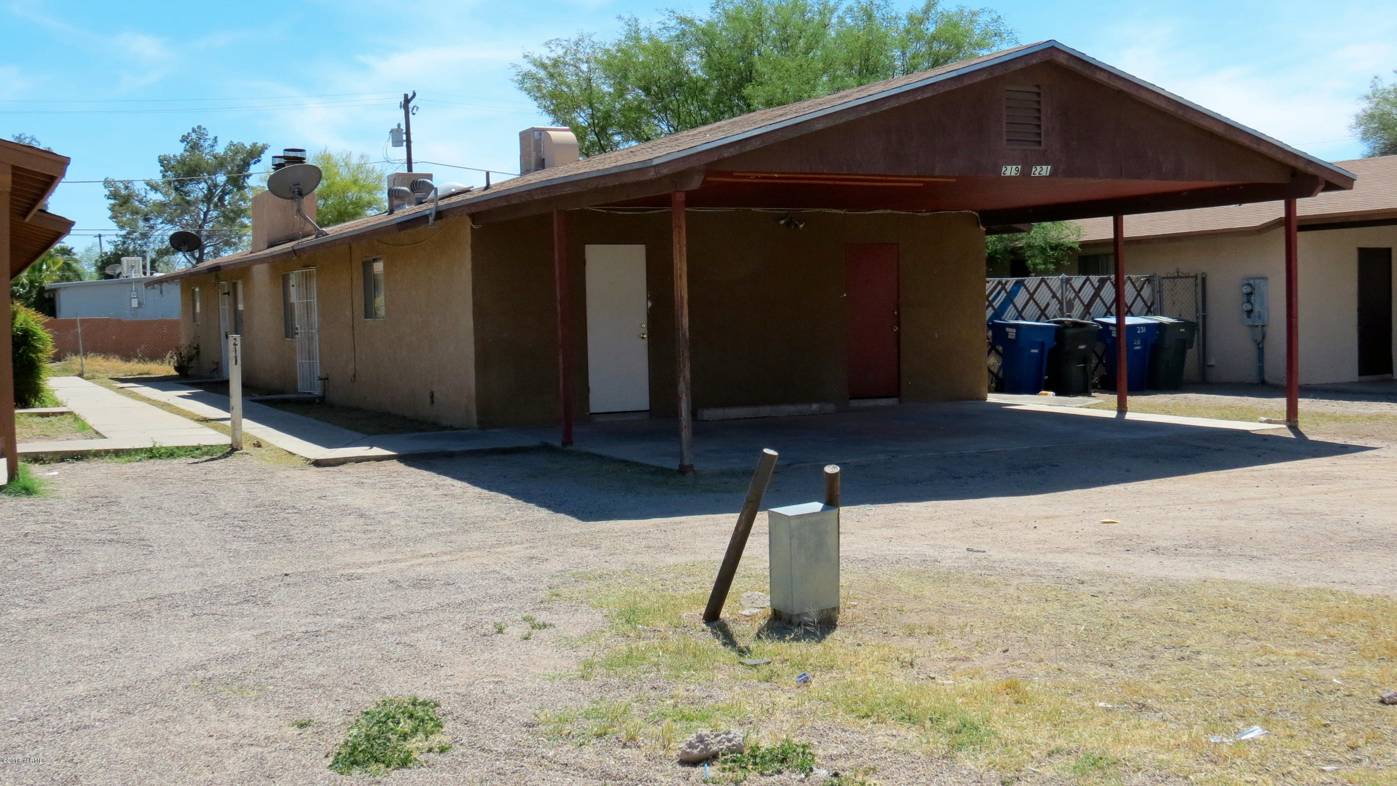 This duplex has large bedrooms,  closets and a fireplace in the living room. Close to downtown and Pima College.