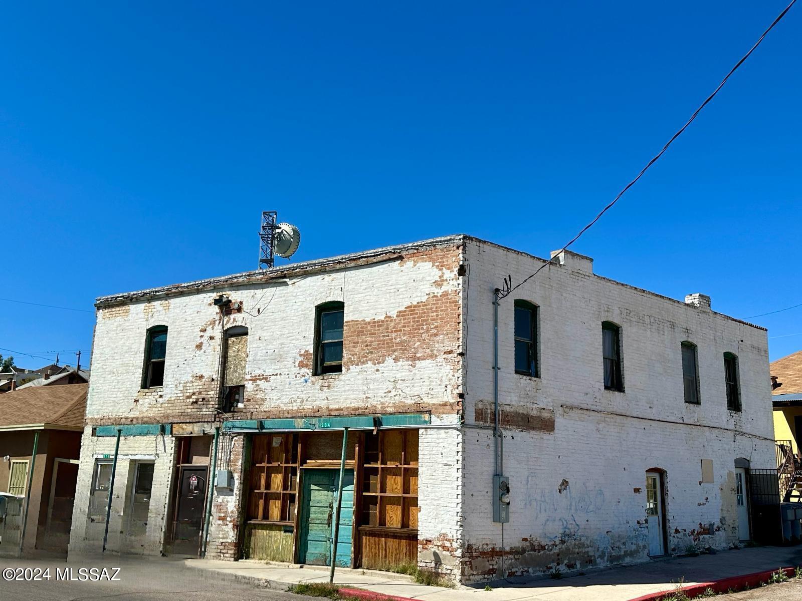 Main image without alt text