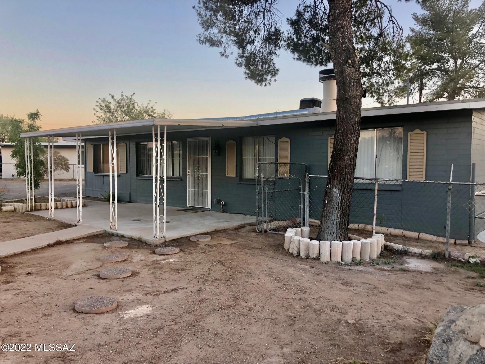 Great Location!!Close To Shopping,Restaurants and Entertainment,walking distance from I-19/Irvington area,Perfect house with 3BR-2BA , 1210 Sqft, 0.26 of an Acre Corner Lot, It is ready for your first time Buyers.
Go Show with confidence this house won't last!!
Be the first one to show it.