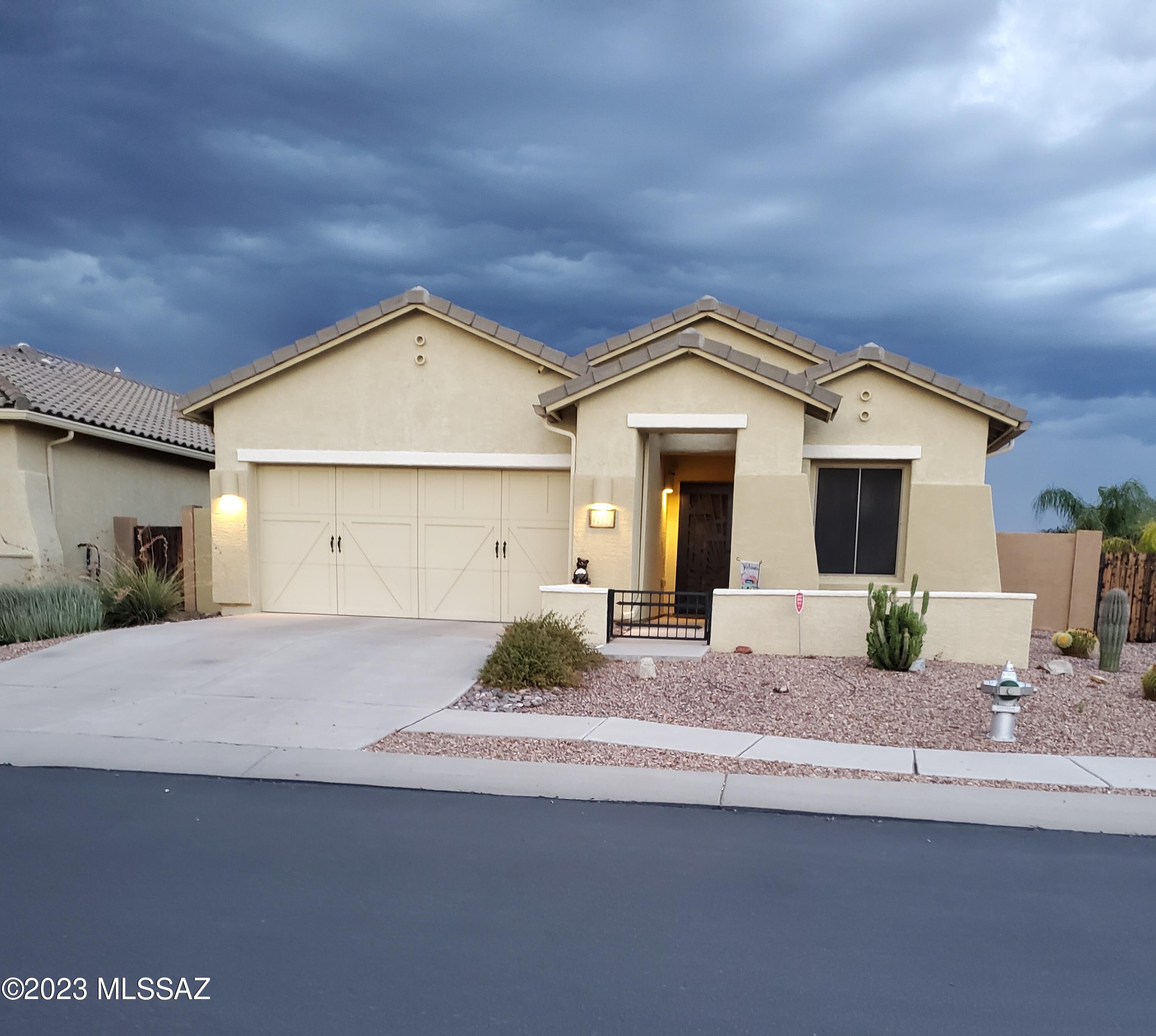 Seller will accept or counter offers between $470,000 and $480,000.  Desirable Rancho Vistoso, Corner lot in cul-de-sac, bright open floor plan, kitchen boasts beautiful cherry cabinets with crown molding, pull outs on lower cabinets, granite, opens to formal dining and living room, nice size bedrooms, bedroom 4 is being used as an office, desk conveys with sale. beat the heat in the pebble tech pool, practice your putting on the putting green, dog door to side yard, mountain views from the rear yard, Leased solar panels for energy efficiency. Community park    A Must See!