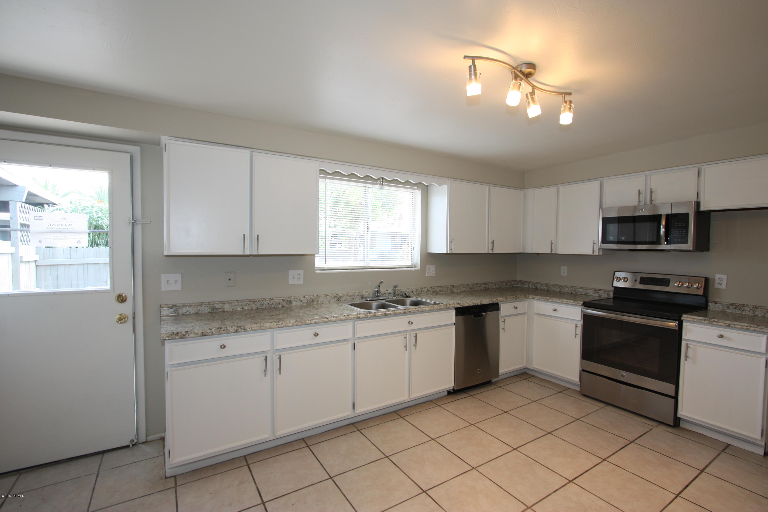 Darling 2 bed/2 bath townhome located in the well maintained Spanish Village Townhouses community.