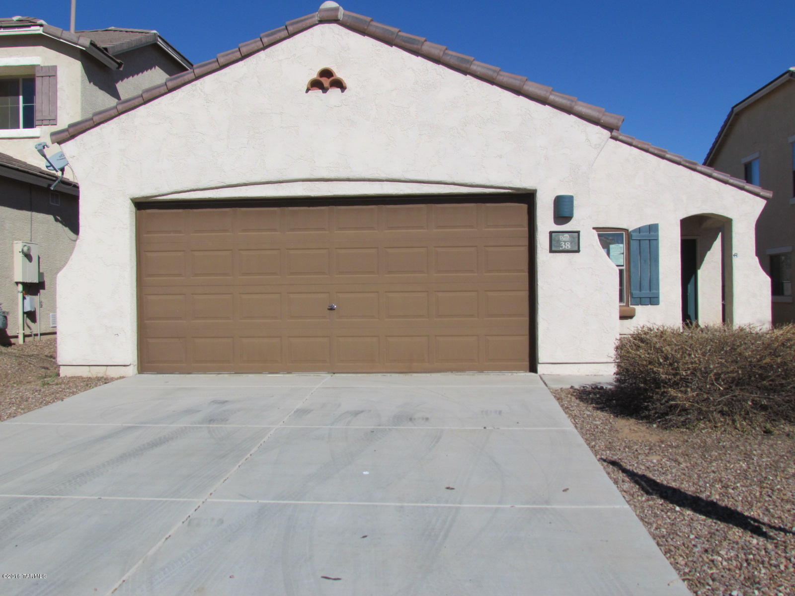 BIG YARD and a clean home with great open floor plan, kitchen and dining open to the family room.Close to neighborhood park.Rent includes HOA fee so enjoy all of Rancho Sahuarita amenities: Water park & pool, lake, clubhouse,gym, kids club, miniature golf,basketball,tennis courts and more...