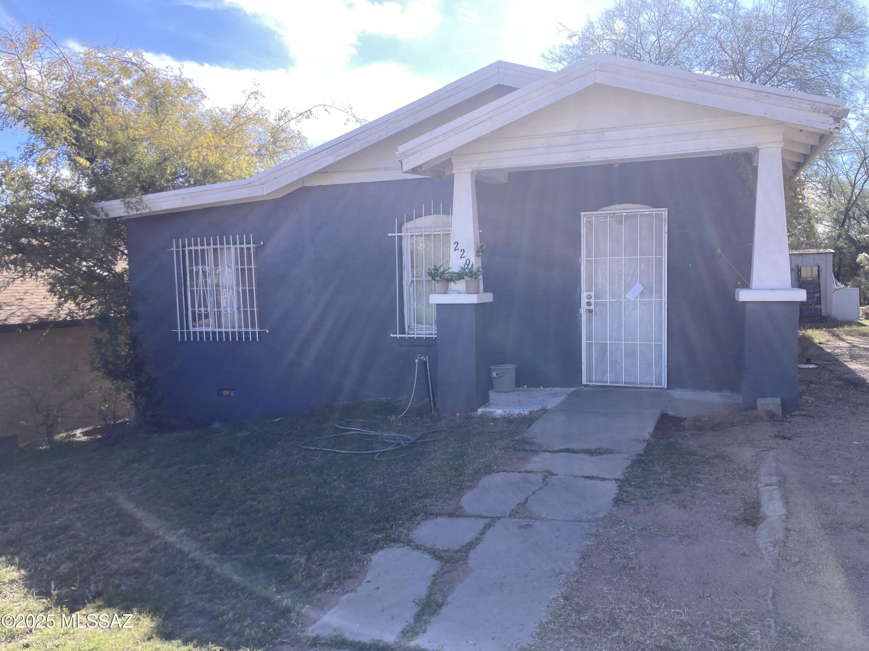 1924 Bungalow close to downtown Nogales - needs a little fix up - large addition in rear - bedroom and bath - pretty much original, great area and good bones!  Perfect for first time buyer.