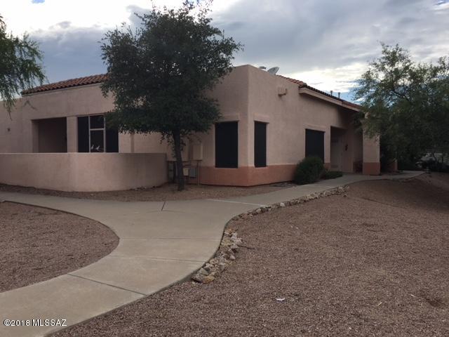 Townhome, Valley Verde Towhome Non-Age Restricted. This charming townhome features two bedrooms, two bathrooms, newer appliances, tile floors, energy-saving solar screens, mountain views, and much more. Premium location as the end unit that is closest to the pool and single car garage. Enclosed patio plus walled yard have mountain views. Come. See. Stay.