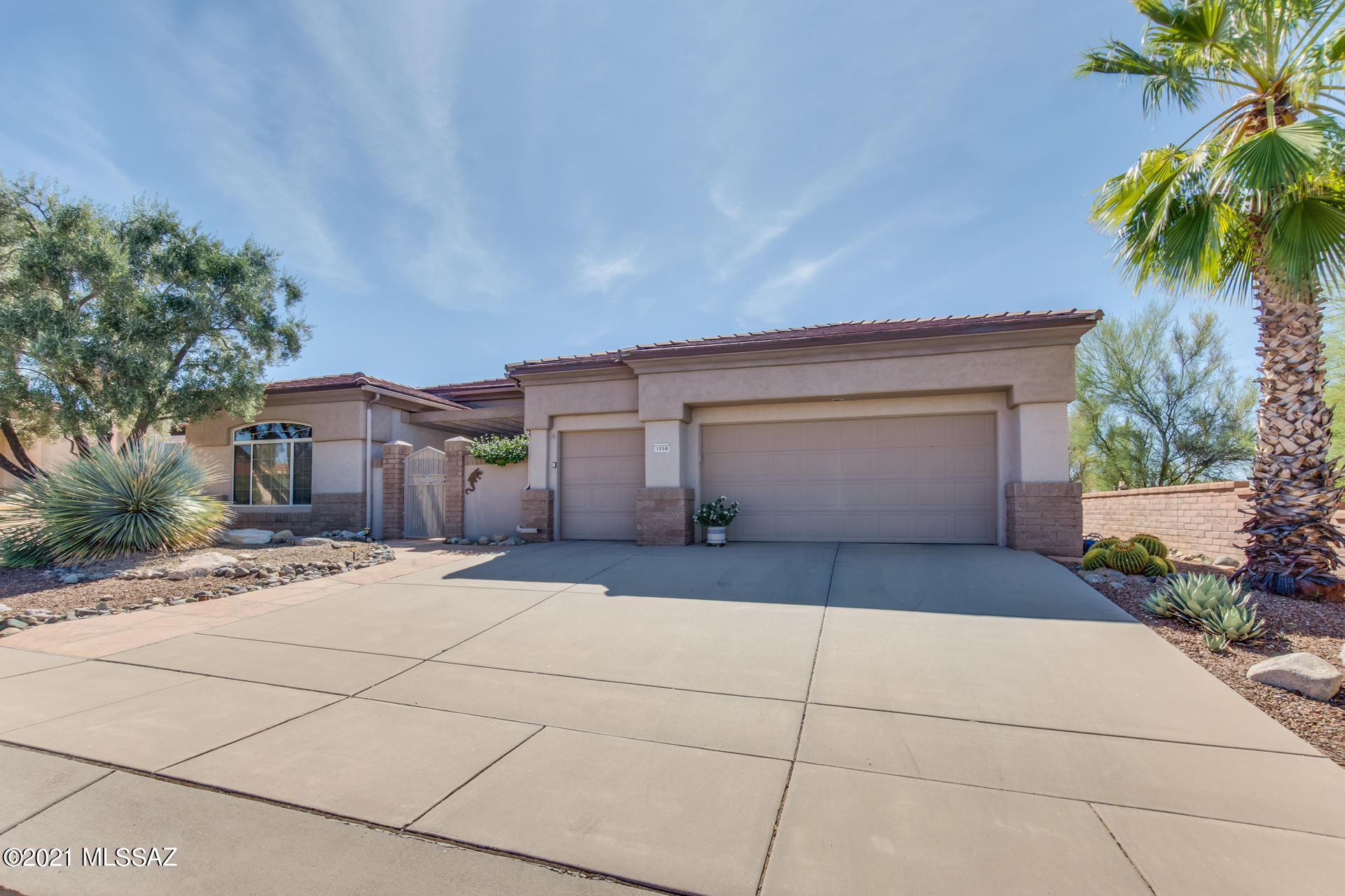 Gorgeous 3BD/3BA +Library (2,665 sq ft) Carrington plan in Sun City Oro Valley boasts formal & informal living, golf cart garage, newer roof and Catalina views! Living/dining room flows to an open concept Great room w/ fireplace. Chef's kitchen w/ skylight has center island, gas cooktop, in-wall oven/microwave plus built-in desk. Master suite w/ bay window & coffered ceiling hosts a soaking tub plus walk-in shower & closet. Guest room offers Murphy bed and en-suite bath. Third bedroom/crafts room plus full hall bath. Gated front courtyard & extended rear covered patio feature flagstone pavers and pergolas. Desert landscaping, brick privacy wall and Catalina views from rear yard. Sun City active adult community features clubhouse, golf course, fitness center, pool, library & artisan center.