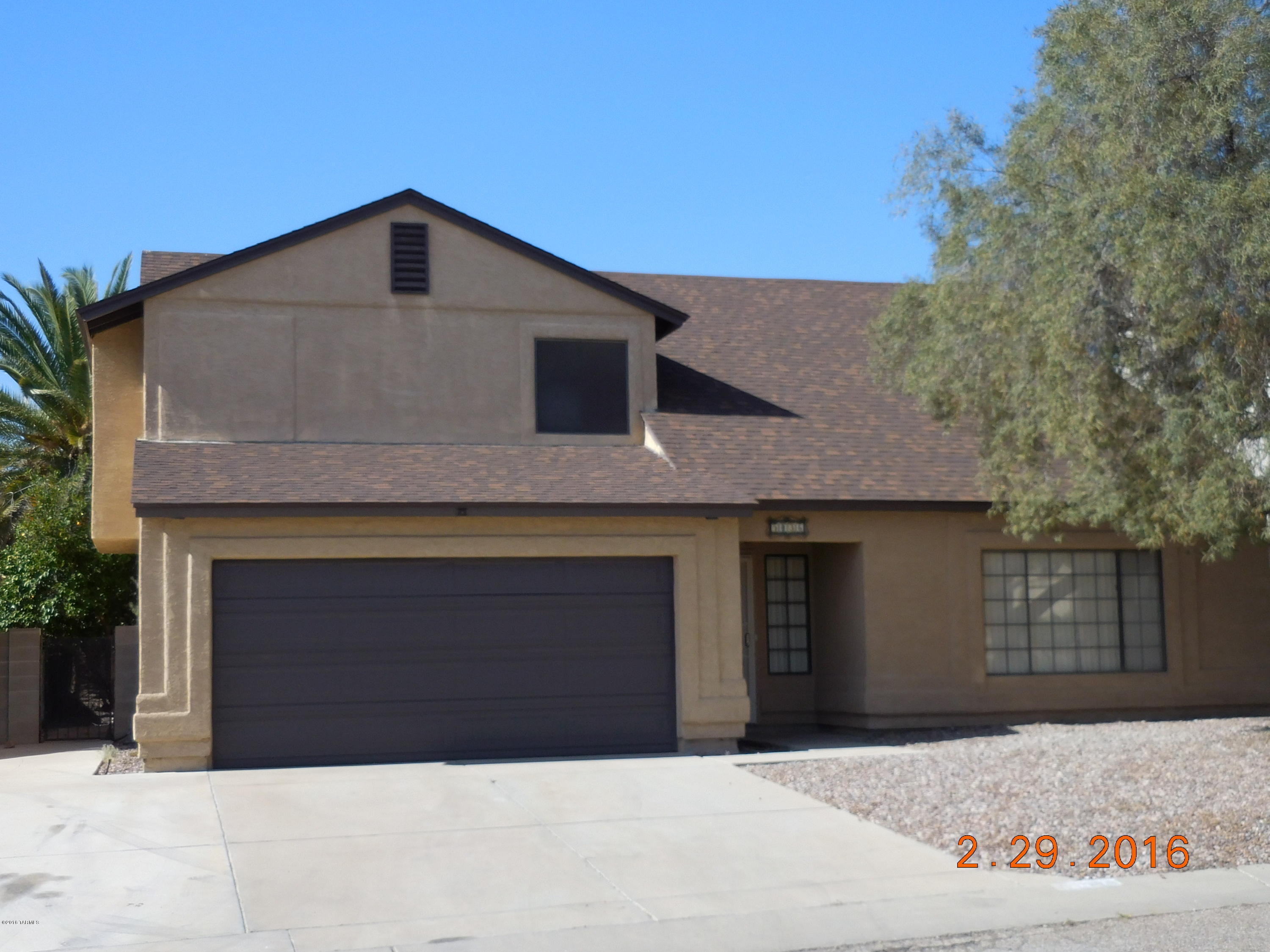Total remodel and ready to move in with a sparkling pool.  No poly pipes, No popcorn ceilings.  Buyer is relocating and your client will love the remodel and spacious floor plan.  Voluntary HOA.  Extra parking slab, tile in all the right areas, Almost new carpet, Extensive pool remodel, large covered patio and close to everything.  This is truly the best find in the Northwest.