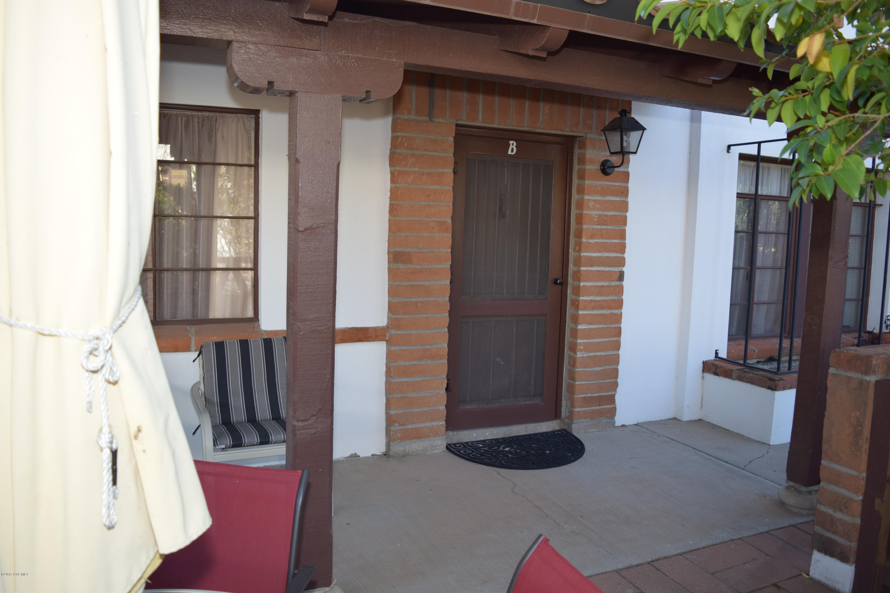 Fully furnished, immaculate with all ceramic tile flooring. Conveniently located close to the Green Valley Village mall and easy access to I-19.