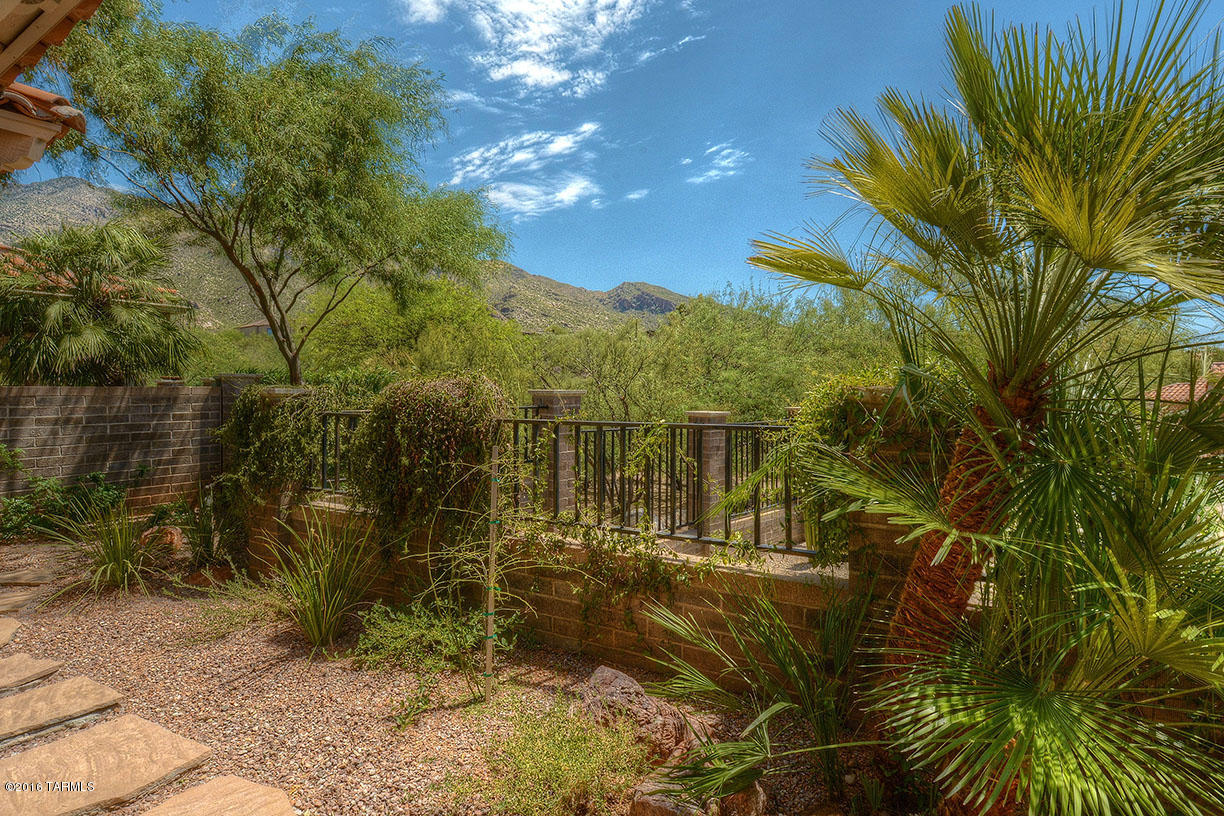 ABSOLUTELY STUNNING, patio home in Las Ventanas! Private lot with Mountain Views. TOTALLY REMODELED TO PERFECTION! The kitchen & baths are the quality and design of million dollar + homes!   The Seller spared no expense, because she was going to live here forever. She put in TOP QUALITY EVERYTHING: Granite, cabinets, plumbing  & light fixtures, etc.  Gorgeous great room w/stacked stone, gas fireplace. California closets in all the
bedrooms.  Hunter Douglas window coverings, exterior painted, newer water heater, water softener, reverse osmosis and alarm system.  Landscaping was  redesigned with new drip systems/timer. Garage has storage units & coated and sealed floor. TASTEFUL COLORS & DESIGN! TRULY MOVE IN CONDITION.  Lovely community pool/spa area. Very
convenient foothills location!