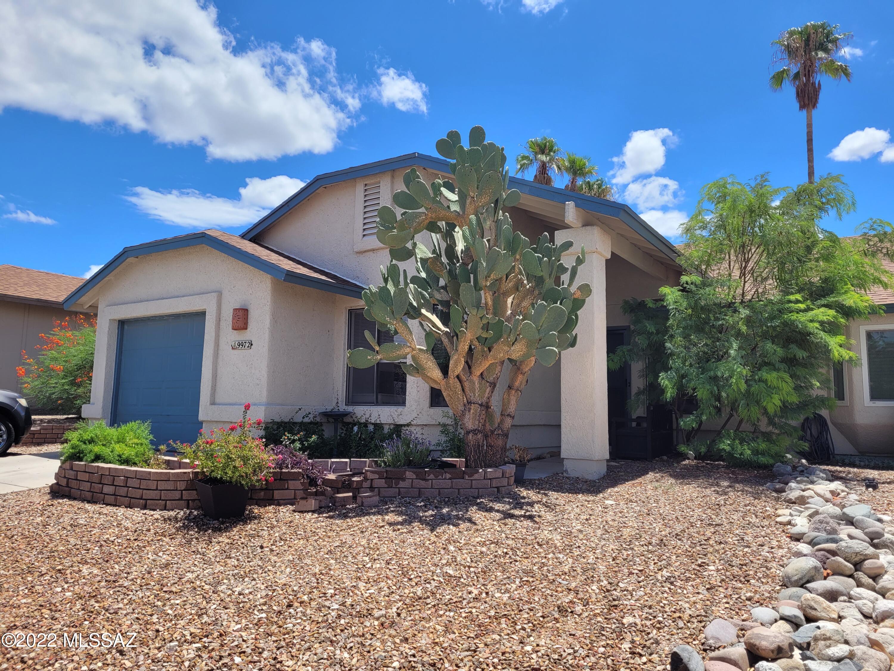 WONDERFUL COMMUNTIY, NICE AND CLEAN. CLOSE TO SHOPPING AND OFF OF HOUGHTON. ALL NEW PAINT AND CARPET. REMODELED IN 2016, DARK WOOD FLOORS, CABINETS AND GRANITE COUNTERS. STAINLESS APPLIANCES.  LARGE MASTER, BATH AND WALKIN CLOSET. NO POLY! COMMUNITY POOL AND RAMADA!
PERFECT HOME TO CALL ''HOME''