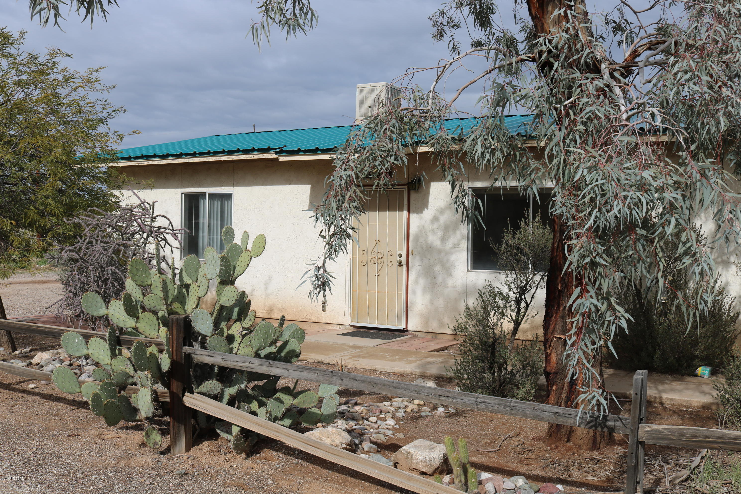 Lovely 2 bedroom, 1 bath duplex. Clean and and move-in ready! Washer and dryer hook-ups, nice sized back yard.  Available for quick move-in!