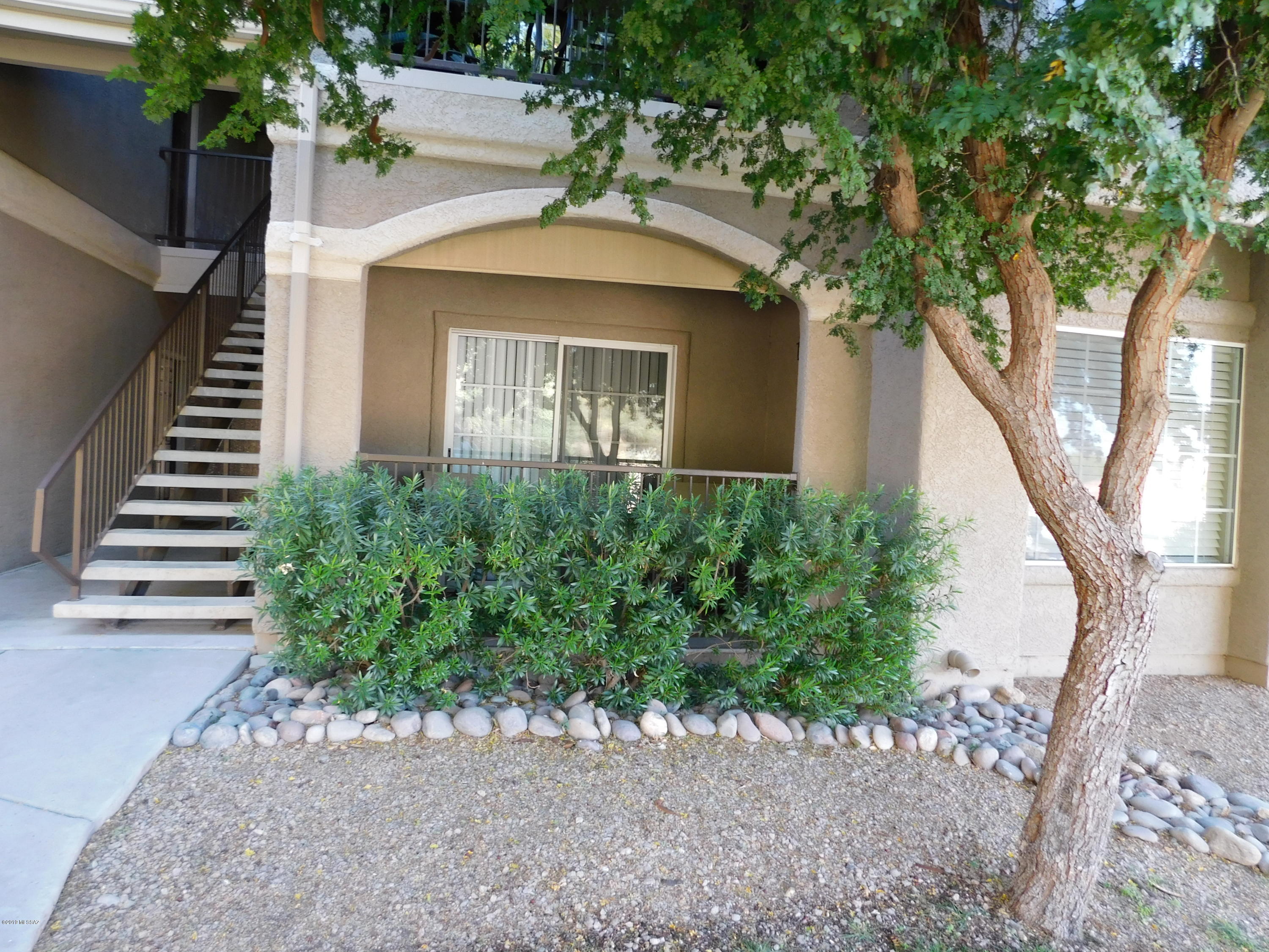 THIS CONDO IS A MUST SEE!!, LOCATED AGAINST THE BEAUTIFUL CATALINA MOUNTAINS, GROUND LEVEL UNIT, MASTER BEDROOM HAS A LARGE WALK-IN CLOSET, BATHROOM WITH A GARDEN TUB/SHOWER, DOUBLE SINKS, KITCHEN IS FULLY EQUIPPED WITH STAINLESS APPLIANCES. RESORT STYLE LIVING, HEATED POOL AND SPA, FITNESS AND BUSINESS CENTER, AND MUCH MORE