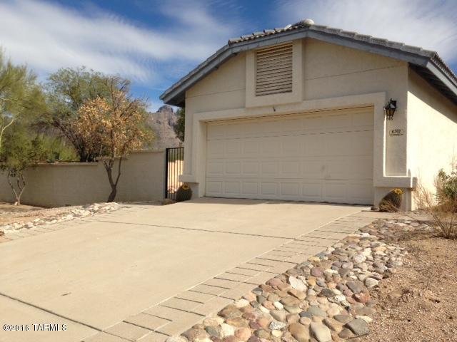 Enjoy living in the foothills in this great home in the Catalina Foothills School District on almost an acre. Bright open floor plan with a family  room off the kitchen as well as living room and separate dining area.