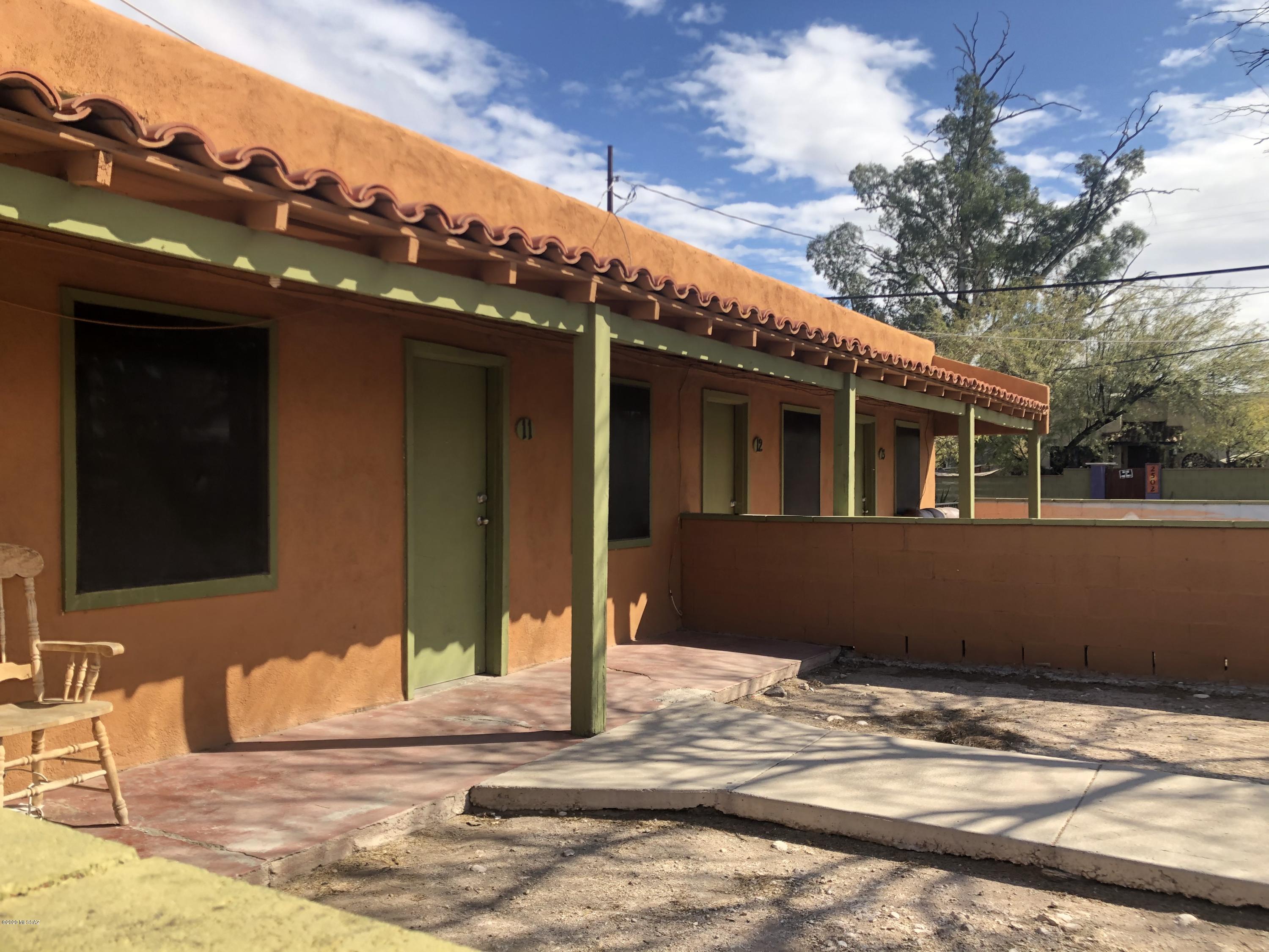 Charming central studio apartments with a/c, no carpet throughout, utilities incl. located near public transit and shopping. Small pets are negotiable with a fee.