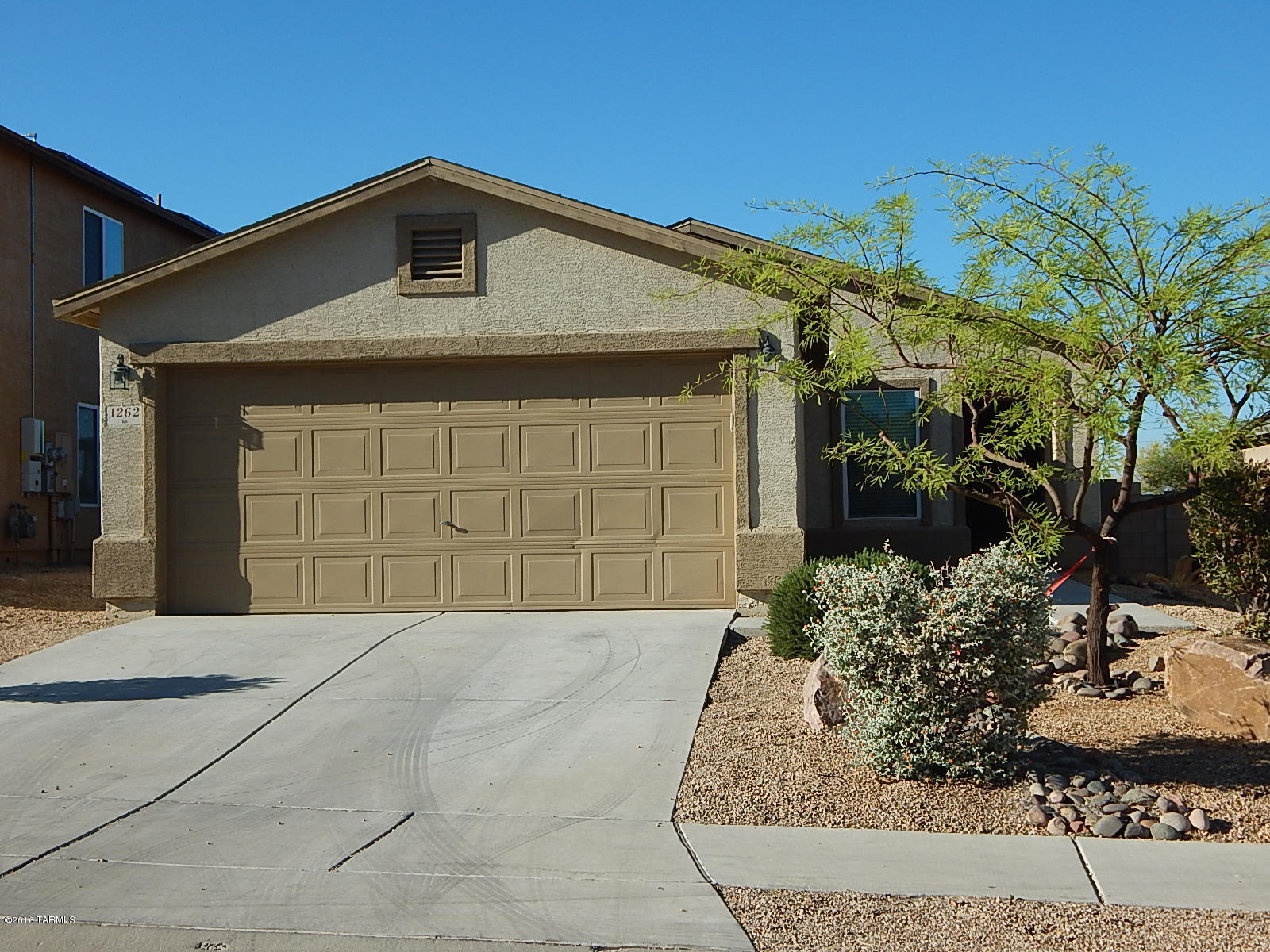 Adorable 3 bedroom, 2 bathroom house plus a den. Spacious kitchen with eat-in dining. Laundry room includes washer and dryer. Backyard is made for ease and enjoyment. Covered patio, faux lawn and viewing fencing. One of the few houses that includes a security door. Mountain views! NO REAR NEIGHBORS!
AVAILABLE 4/11/16! RENT REDUCED!
