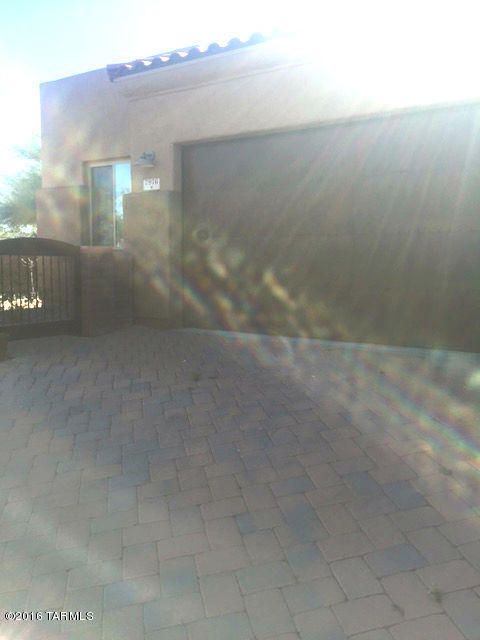 Beautiful, spacious house located in gated community! Granite counter tops, stainless steel appliances, walk in closets and great yard! Conveniently located near Trader Joes, dining, shopping, transportation,schools and hospitals.