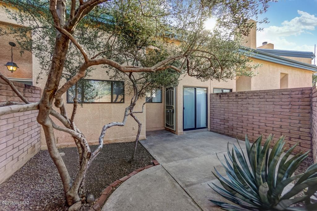 Centrally located quadplex, private entrance with courtyard. Gorgeous 2 bdrm/ 1 bath- Jack n Jill. Great room with decorative FP, tile floors through out. Nice sized bedrooms, SGD to back patio, Ceiling fans, Washer/Dryer, large parking lot. Close to shopping, downtown, UA and easy access to I-10. (Grant/Cherry)