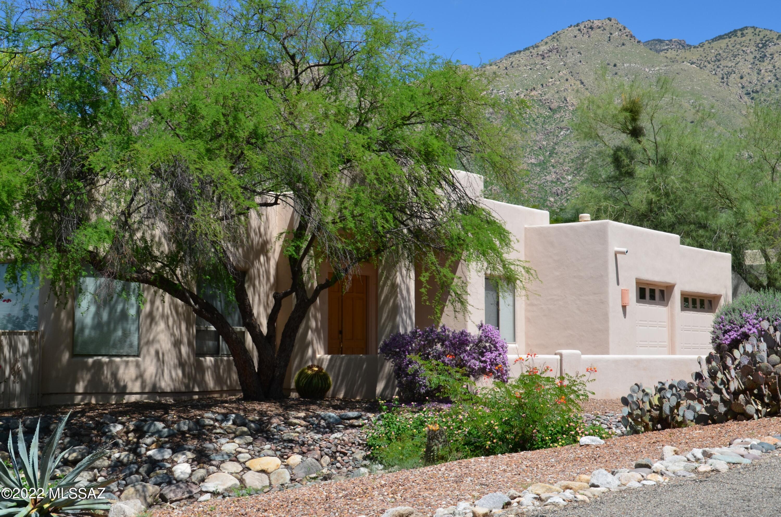 Wonderful Alta Vista soft contemporary home. Panoramic views of the city and multiple mountain ranges. All on 1 level with wide hallways and doors, even a roll in shower. Open floorplan. 2 fireplaces, high ceilings, some newer high end appliances. Very quiet location in the center of the neighborhood. No pool but room for one.
Don't miss this immaculately cared for 1 owner home.
