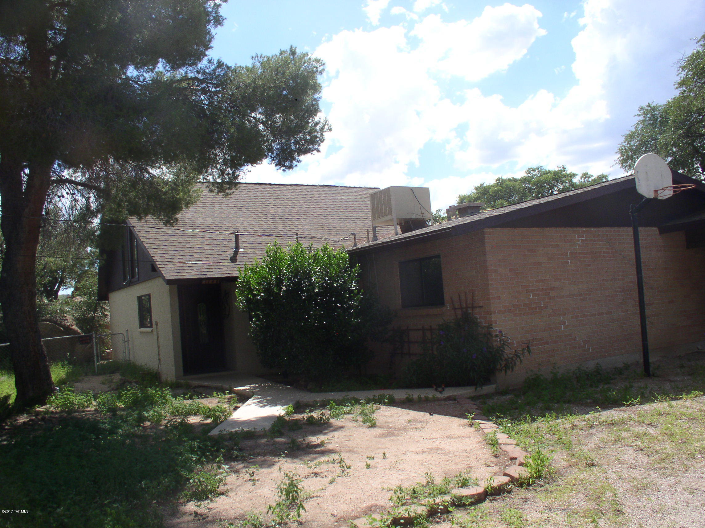 Private home with breathtaking views surrounded by huge granite boulders. This home is very private and sale includes the 1.25 acre parcel to the North(307-04-012A) Mature Oak and Pine trees. There is a garage/shop and a free standing carport. Loft with spiral staircase.