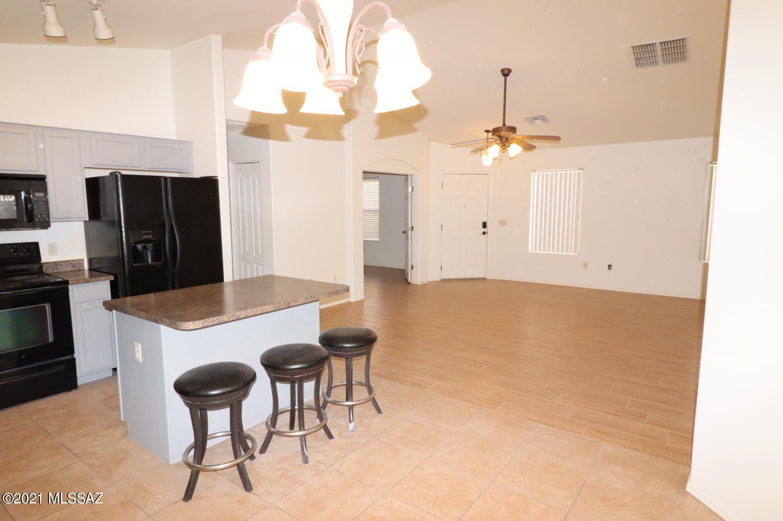 This very nice 3 bedroom 2 bath + Den has tile throughout, open floorpan with eat in kitchen.  Just a stones throw from the community park.  This home sits close to everything, Vail School District, Ratheon, DMAFB, Airport, and I10.  Property is coming soon to the market and won't last long.  Great opportunity.